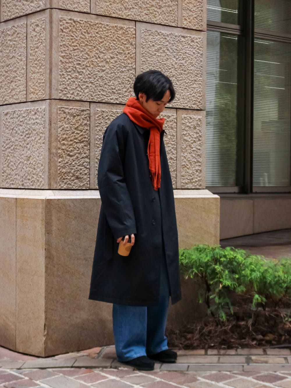 「ファッションを楽しもう、WEARyouthコーデ、マフラーぐるぐる、デニム、ニット、冬コーデ、きれいめカジュアル、秋冬コーデ、コート、プチプラ、お出かけコーデ、シンプル、シンプルコーデ、ロングコート、クリスマスに着たい服」｜「ClarksのWallabeeEVO WP / ワラビーエヴォウォータープルーフ (ブラックスエード)（モカシン/デッキシューズ、ブラック系）」を使った、ともきさん（メンズ・168cm）の秋コーディネートの4枚目の写真