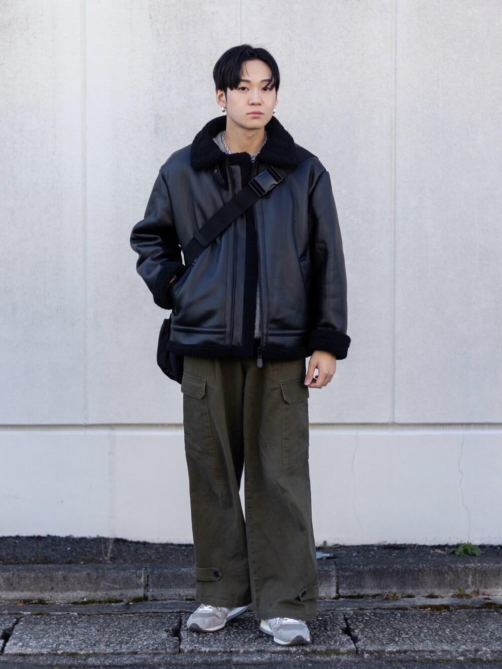 「今日のコスメと服、レザー、きれいめカジュアル、ワイドパンツ、ショルダーバッグ、ストリート、カーゴパンツ、冬コーデ、スニーカー、休日スタイル、お出かけコーデ、プチプラ、ムートンジャケット、韓国ファッション、GU」|「EMMA CLOTHESのワイドストレートM-47ミリタリーカーゴパンツ EMMA CLOTHES(カーゴパンツ、グリーン系)」を使った、ともきさん(メンズ・168cm)の冬コーディネートの4枚目の写真