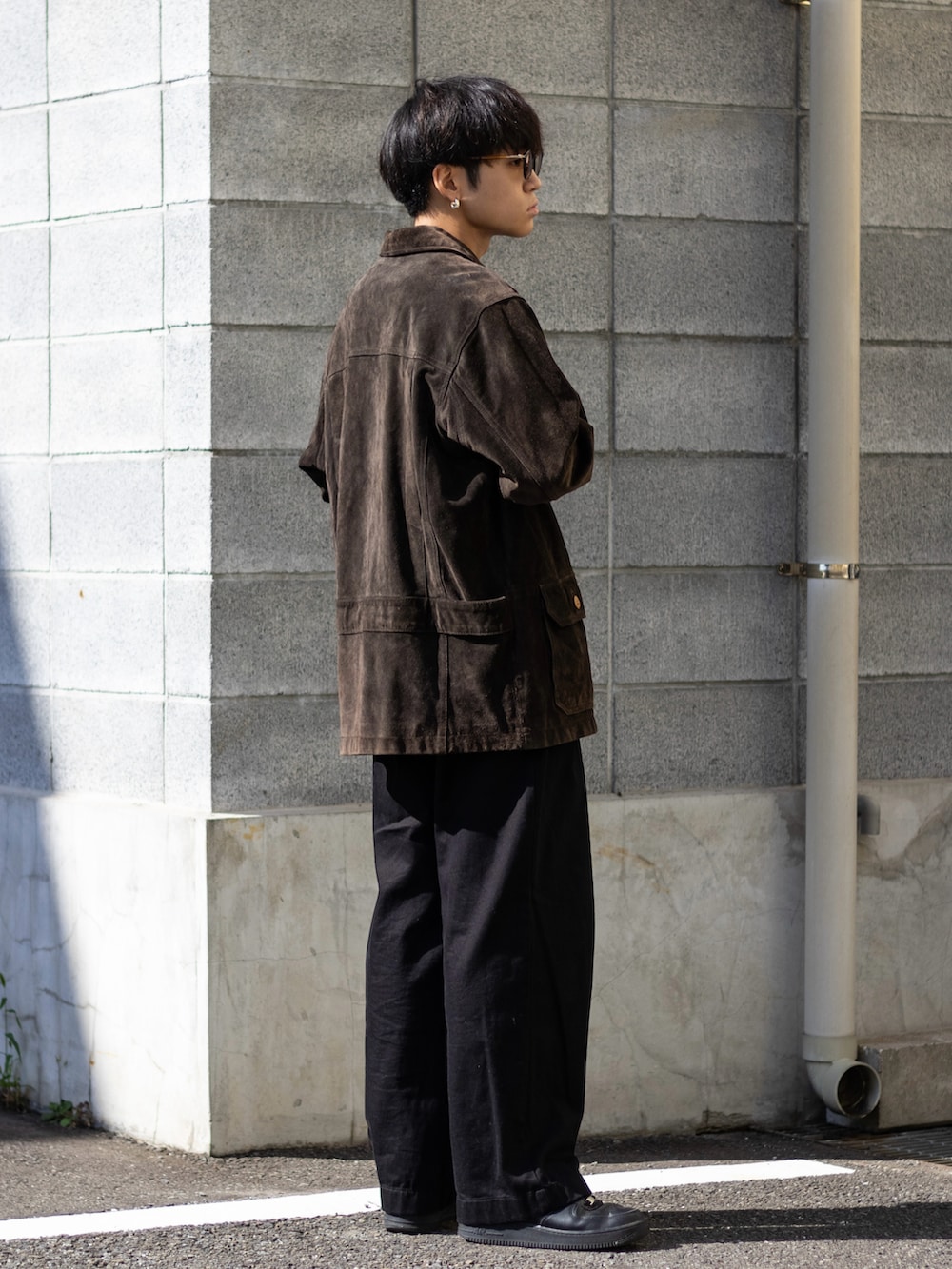「ファッションを楽しもう、WEARyouthコーデ、スニーカー、古着MIX、レザー、レザージャケット、レイヤードスタイル、お出かけコーデ、プチプラ、厚底シューズ、デニム、秋冬コーデ、ブラウン、きれいめカジュアル、スエード」|「NIKEのNIKE AIR FORCE 1 '07 / ナイキ エア フォース 1 '07 【SP】(スニーカー、ブラック系)」を使った、ともきさん(メンズ・168cm)の秋コーディネートの2枚目の写真