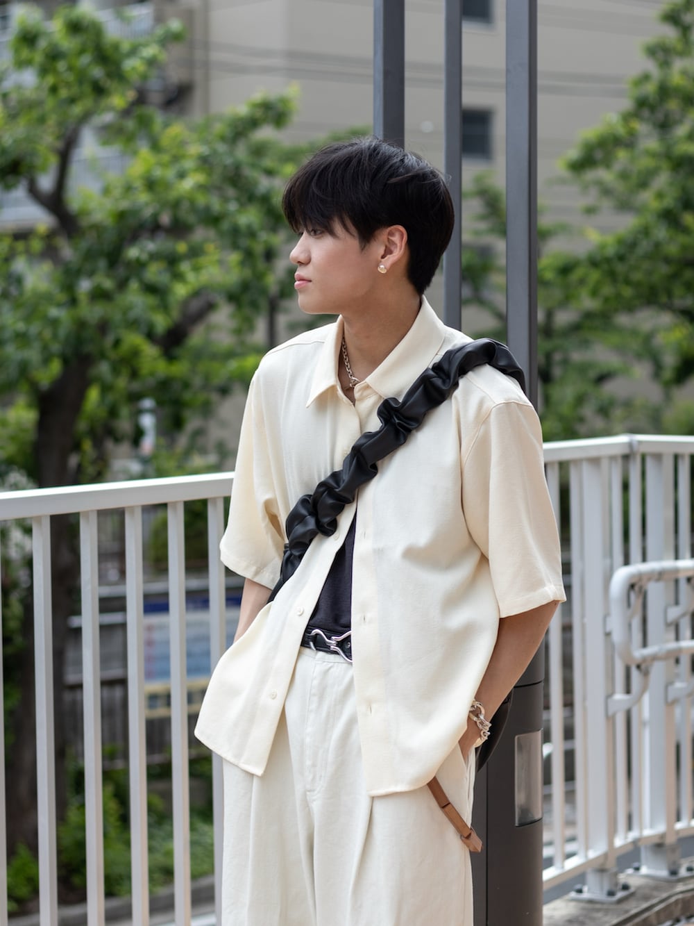 「シャツ好き集まれ、韓国ファッション、サンダル、夏コーデ、グルカサンダル、デニム、プチプラ、デートコーデ、リネン、シャツスタイル、きれいめカジュアル、低身長コーデ、白パンツ、淡色コーデ、モノトーン」|「SINSSのWide balloon denim / ワイドバルーンデニム(デニムパンツ、ホワイト系)」を使った、ともきさん(メンズ・168cm)の夏コーディネートの2枚目の写真