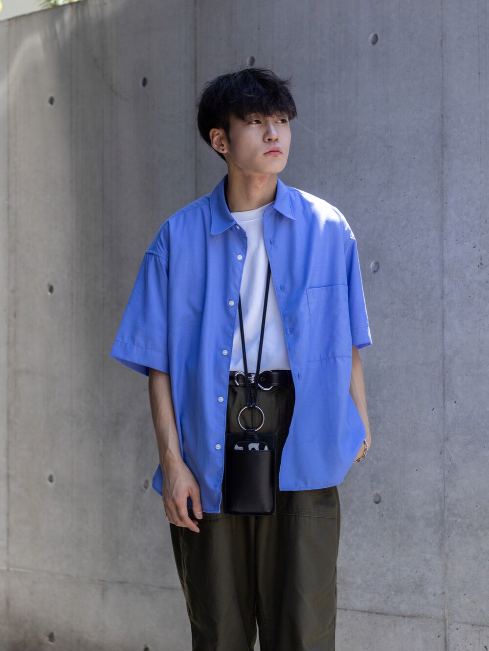 グリーン系のその他パンツ、ブルー系のシャツ/ブラウス、ホワイト系のTシャツ/カットソーを着用したメンズの夏コーディネートの2枚目の写真