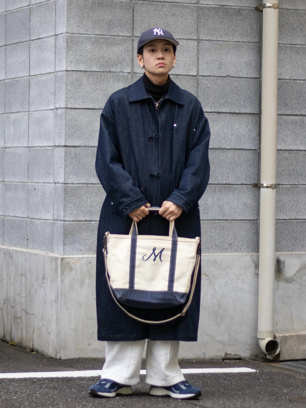 ブルー系のトートバッグ、ブルー系のスニーカー、ブルー系のダウンジャケット/コートを着用したメンズの秋コーディネートの4枚目の写真
