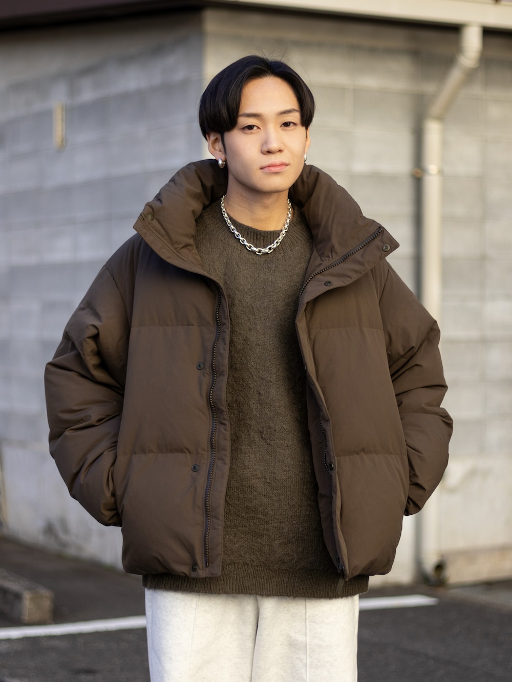 「お出かけコーデ、今日のコスメと服、ダウンジャケット、ダウン、スウェットパンツ、スウェット、プチプラ、きれいめカジュアル、ワイドパンツ、ストリート、淡色コーデ、冬コーデ、ニット、休日スタイル、冬を彩る色いろコーデ」｜「GUのアイテム（スウェットパンツ、ホワイト系）」を使った、ともきさん（メンズ・168cm）の冬コーディネートの2枚目の写真