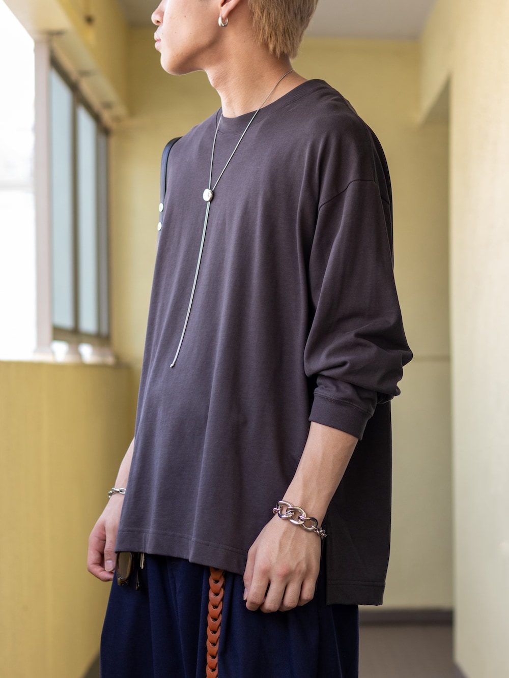 「アツいコーデ全部見せ、お出かけコーデ、シャツスタイル、秋服準備はじめました、ロンT、ローファー、トートバッグ、スラックス、プチプラ、きれいめカジュアル、シンプル、韓国ファッション、休日スタイル、レザー、サングラス」｜「Nanmo.の【ZOZO TOWN限定】THE LINEN STRAIGHT SLACKS / ザ リネンストレートスラックス（スラックス、ブルー系）」を使った、ともきさん（メンズ・168cm）の夏コーディネートの3枚目の写真