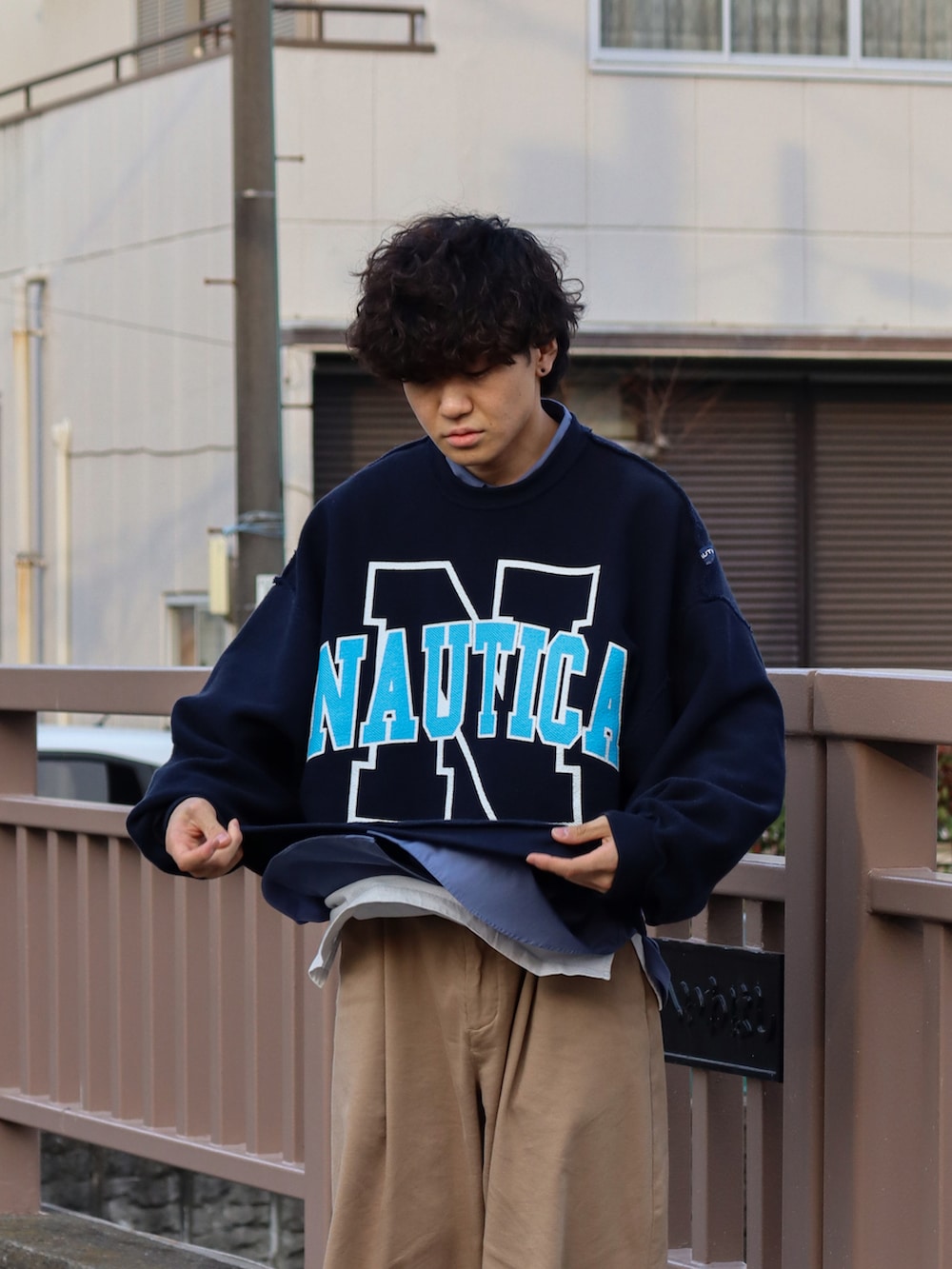 「春服デビュー宣言、ロゴスウェット、春服みてみて、チノパン、レイヤードスタイル、ビッグシルエット、ストリート、ワイドパンツ、スウェット、スニーカー、厚底シューズ、きれいめカジュアル、ストリートMIX、トラッド、アメカジ」｜「WYM LIDNMのHARD GABA LOOSE FIT TROUSERS（その他パンツ、ベージュ系）」を使った、ともきさん（メンズ・168cm）の春コーディネートの2枚目の写真