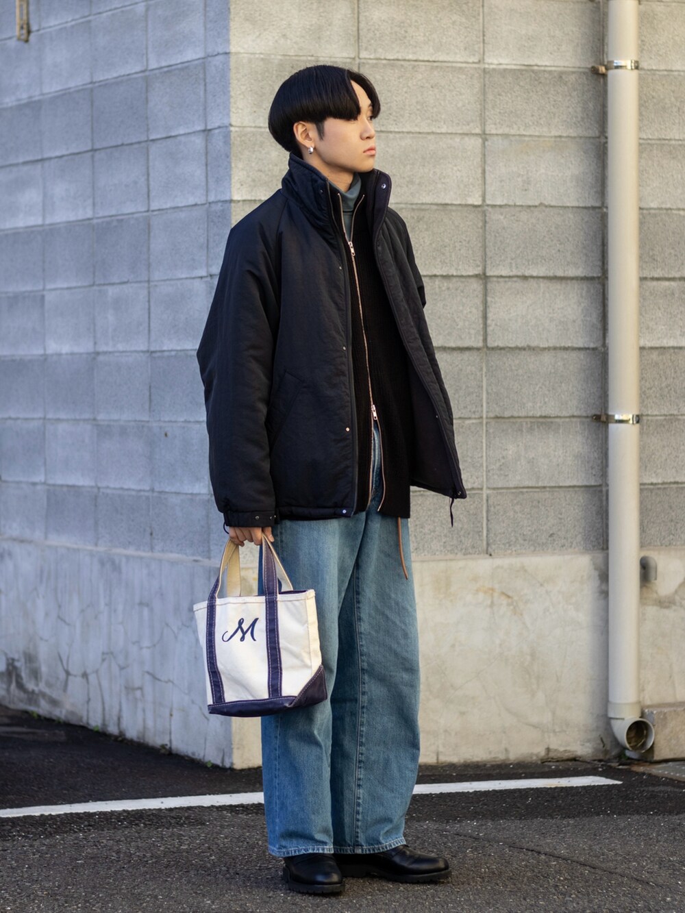 「新星WEARISTAにエントリー、WEARyouthコーデ、タートルネック、ローファー、ワイドパンツ、きれいめカジュアル、プチプラ、デニム、お出かけコーデ、マイベストコーデ2023、クリスマスに着たい服、クリスマスコーデ、休日スタイル、冬アウター、冬コーデ」|「L.L.Beanのボート・アンド・トート・バッグ、オープン・トップ スモール(トートバッグ、ブルー系)」を使った、ともきさん(メンズ・168cm)の冬コーディネートの5枚目の写真