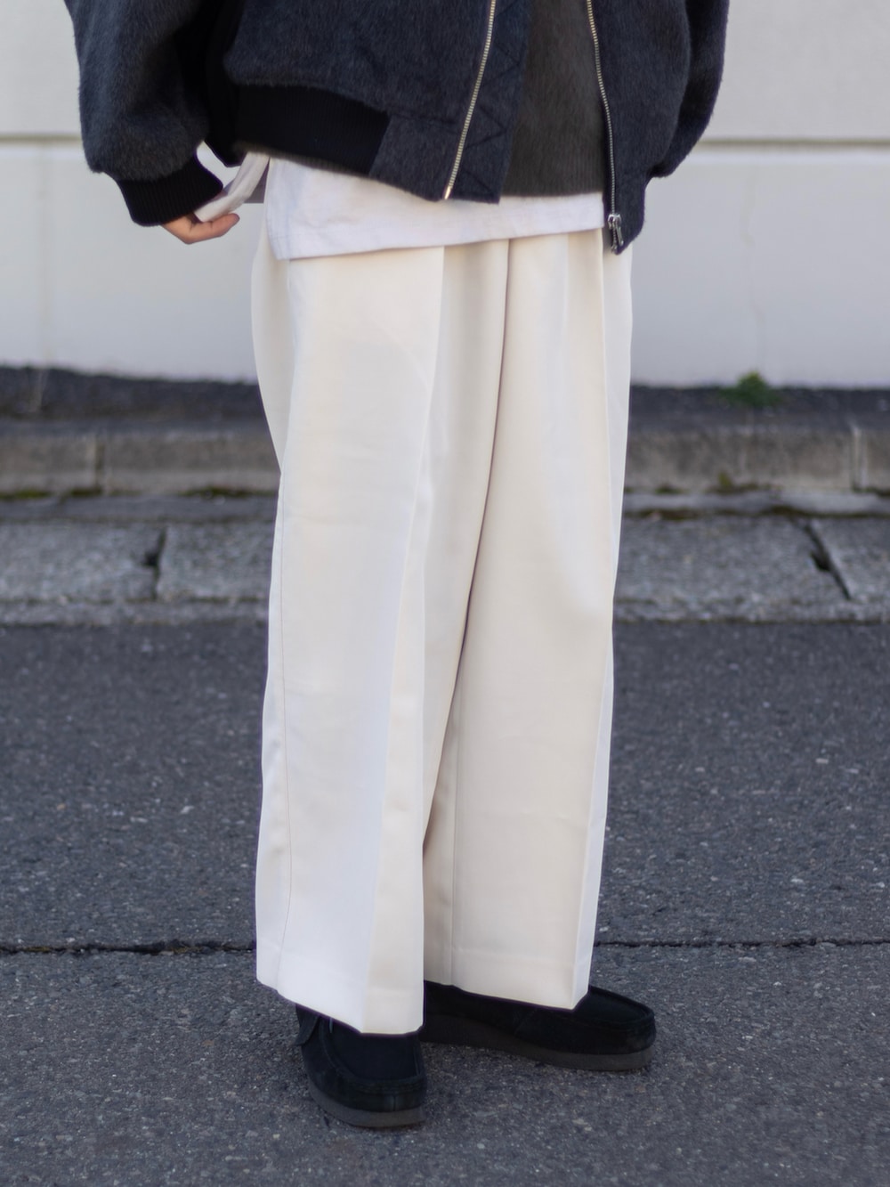 「今日のコスメと服、春色、休日スタイル、きれいめカジュアル、スラックス、春アウター、モノトーン、ニット、カラーパンツ、デートコーデ、春コーデ、プチプラ、春服みてみて、MA-1、ショルダーバッグ」|「WETTEMPTのSHAGGY FRIGHT JACKET /シャギーフライトジャケット(MA-1、グレー系)」を使った、ともきさん(メンズ・168cm)の冬コーディネートの3枚目の写真