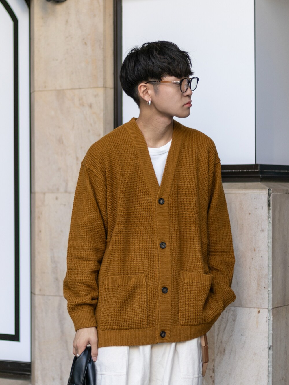 「重ね着ベストシーズン、レイヤードスタイル、ワイドパンツ、メガネ男子、ニット、カーディガン、スニーカー、きれいめカジュアル、休日スタイル、カーゴパンツ、ビッグシルエット、トートバッグ、白パンツ、白スニーカー、プチプラ」｜「GERMAN TRAINERのGERMAN TRAINER （ジャーマントレーナー） / レースアップ スニーカー 1183VS タナカユニバーサル / VARISISTA Global Studio別注仕様（スニーカー、ホワイト系）」を使った、ともきさん（メンズ・168cm）の秋コーディネートの5枚目の写真