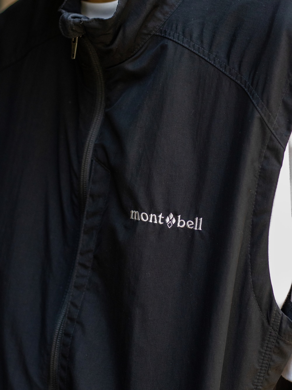 ブラック系のベスト、グリーン系のその他パンツ、ブラック系のサンダルを着用したメンズの夏コーディネートの3枚目の写真