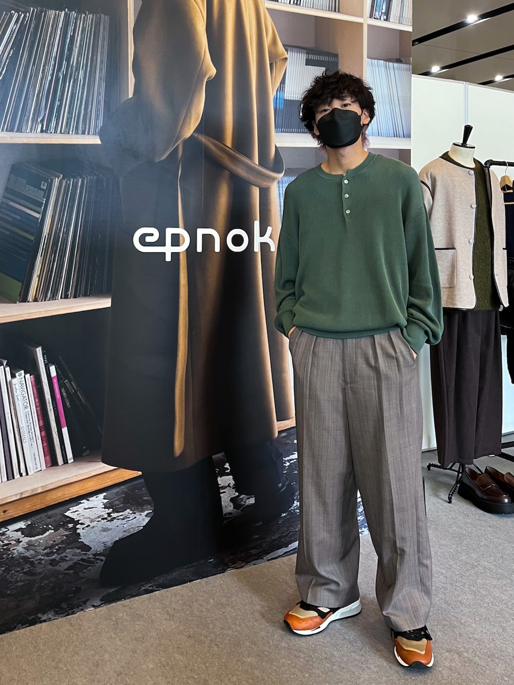 「休日スタイル、大人カジュアル、メンズコーデ、おしゃれさんと繋がりたい、epnok、ニット、ヘンリーネック、チェックパンツ、いいね、save、フォローお願いします🤑、展示会、LIDnM、steaven alan、crepuscule、秋コーデ、ニットコーデ」｜「Steven Alanの＜crepuscule＞ HENLY NECK KNIT/ニット（ニット/セーター、グリーン系）」を使った、ともきさん（メンズ・168cm）の秋コーディネートの2枚目の写真