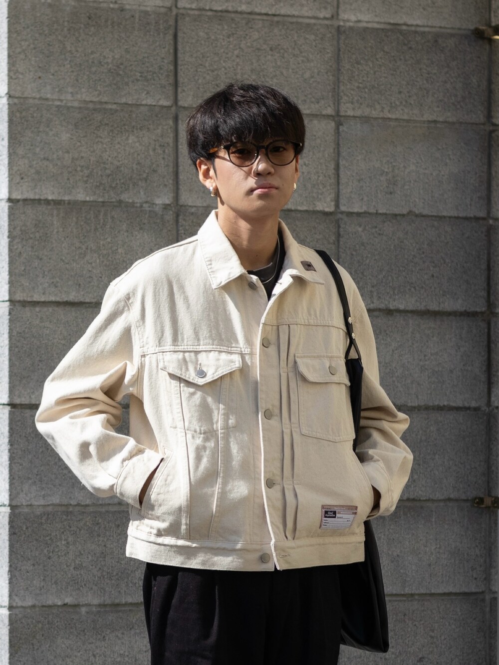 「ファッションを楽しもう、WEARyouthコーデ、今日のコスメと服、デニム、デニムジャケット、ストリート、モノトーン、きれいめカジュアル、トートバッグ、プチプラ、お出かけコーデ、厚底シューズ、スポーツミックス、ディズニーコーデ、秋冬コーデ」|「NIKEのNIKE AIR FORCE 1 '07 / ナイキ エア フォース 1 '07 【SP】(スニーカー、ブラック系)」を使った、ともきさん(メンズ・168cm)の秋コーディネートの2枚目の写真