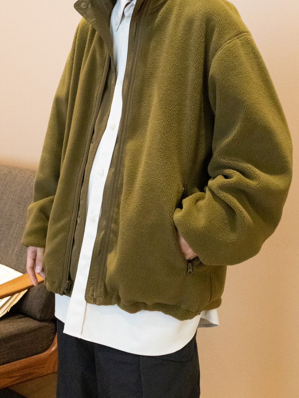 「秋コーデ、ワイドパンツ、ナイロンパンツ、トラックパンツ、フリース、きれいめカジュアル、重ね着ベストシーズン、休日スタイル、シンプルコーデ、プチプラ、ビッグシルエット、レイヤードスタイル、ユニクロ、シャツスタイル、カーゴパンツ」｜「UNIQLOのアイテム（カーゴパンツ、ブラック系）」を使った、ともきさん（メンズ・168cm）の秋コーディネートの2枚目の写真