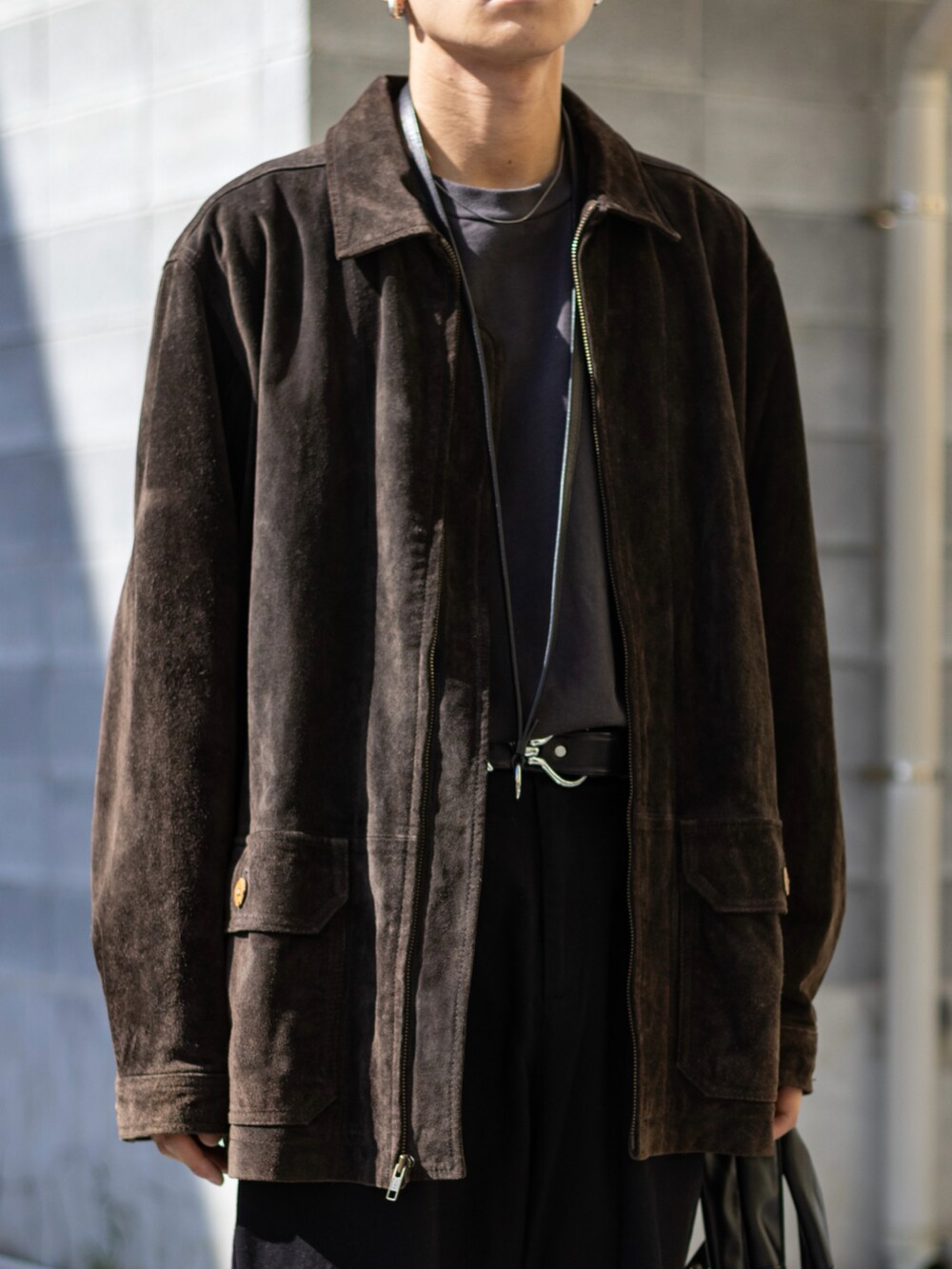 「ファッションを楽しもう、WEARyouthコーデ、スニーカー、古着MIX、レザー、レザージャケット、レイヤードスタイル、お出かけコーデ、プチプラ、厚底シューズ、デニム、秋冬コーデ、ブラウン、きれいめカジュアル、スエード」|「NIKEのNIKE AIR FORCE 1 '07 / ナイキ エア フォース 1 '07 【SP】(スニーカー、ブラック系)」を使った、ともきさん(メンズ・168cm)の秋コーディネートの3枚目の写真