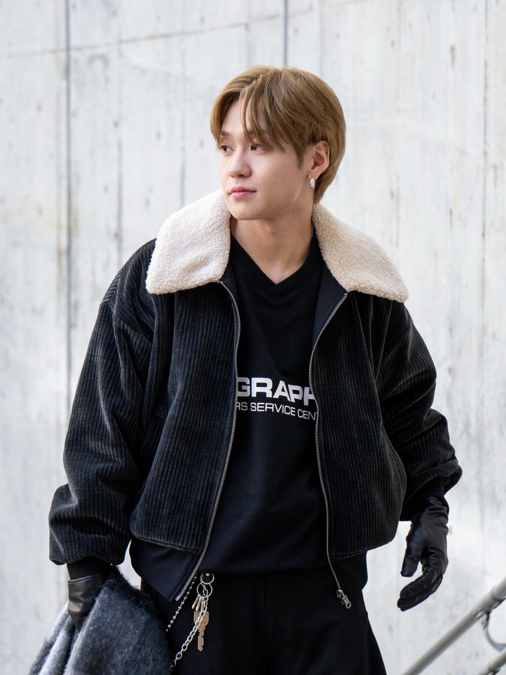 「冬アウター、冬コーデ、スラックス、スニーカー、ワイドパンツ、コーデュロイ、レザー、マフラーぐるぐる、韓国ファッション、ゲームシャツ、きれいめカジュアル、お出かけコーデ、ストリート、シンプルコーデ、プチプラ」｜「CLELの【CLEL】Prime TR 3D Tuck Pants / プライム TR 3Dタックパンツ（スラックス、ブラック系）」を使った、ともきさん（メンズ・168cm）の冬コーディネートの3枚目の写真