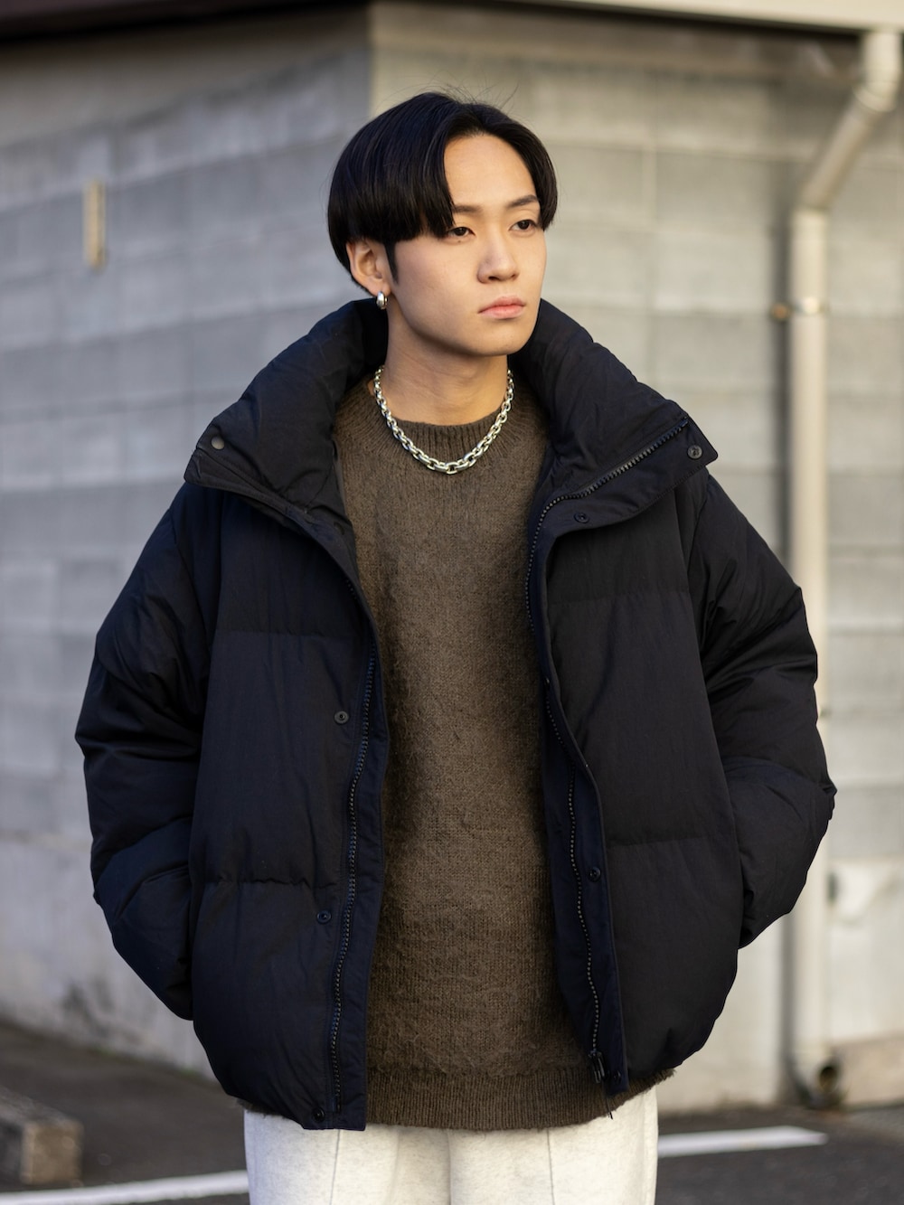 「今日のコスメと服、お出かけコーデ、スウェットパンツ、スウェット、プチプラ、きれいめカジュアル、ワイドパンツ、ストリート、ダウンジャケット、冬コーデ、ニット、休日スタイル、デートコーデ、シンプルコーデ、マイベストコーデ2023」｜「GUのアイテム（スウェットパンツ、ホワイト系）」を使った、ともきさん（メンズ・168cm）の冬コーディネートの2枚目の写真