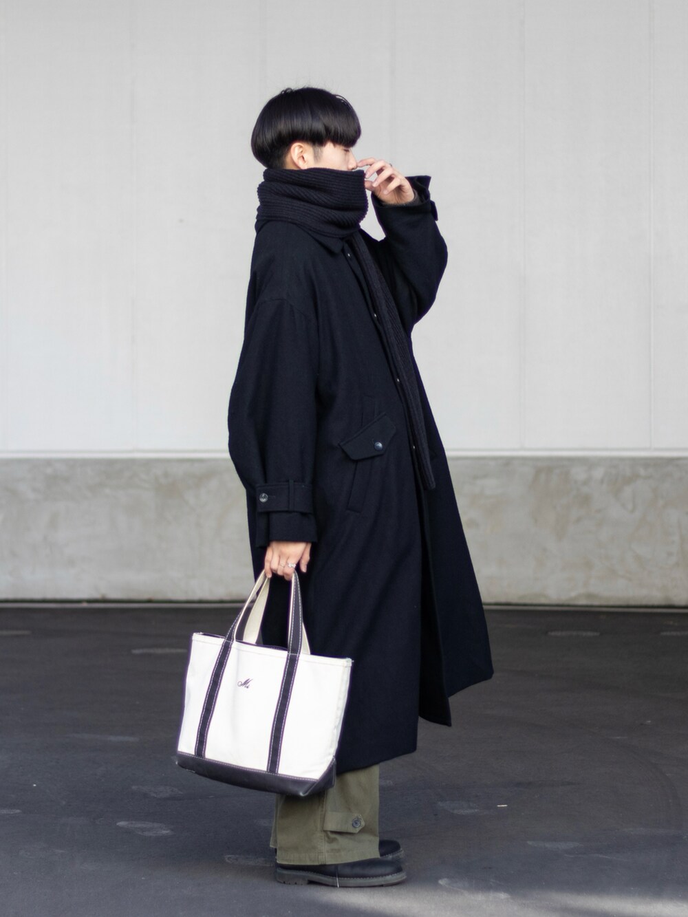 「新星WEARISTAにエントリー、WEARyouthコーデ、トートバッグ、カーゴパンツ、コート、ロングコート、マフラー、きれいめカジュアル、マフラーぐるぐる、お出かけコーデ、マイベストコーデ2023、クリスマスに着たい服、クリスマスコーデ、冬アウター、韓国ファッション」|「UNIQLOのアイテム(マフラー、ブラック系)」を使った、ともきさん(メンズ・168cm)の冬コーディネートの4枚目の写真