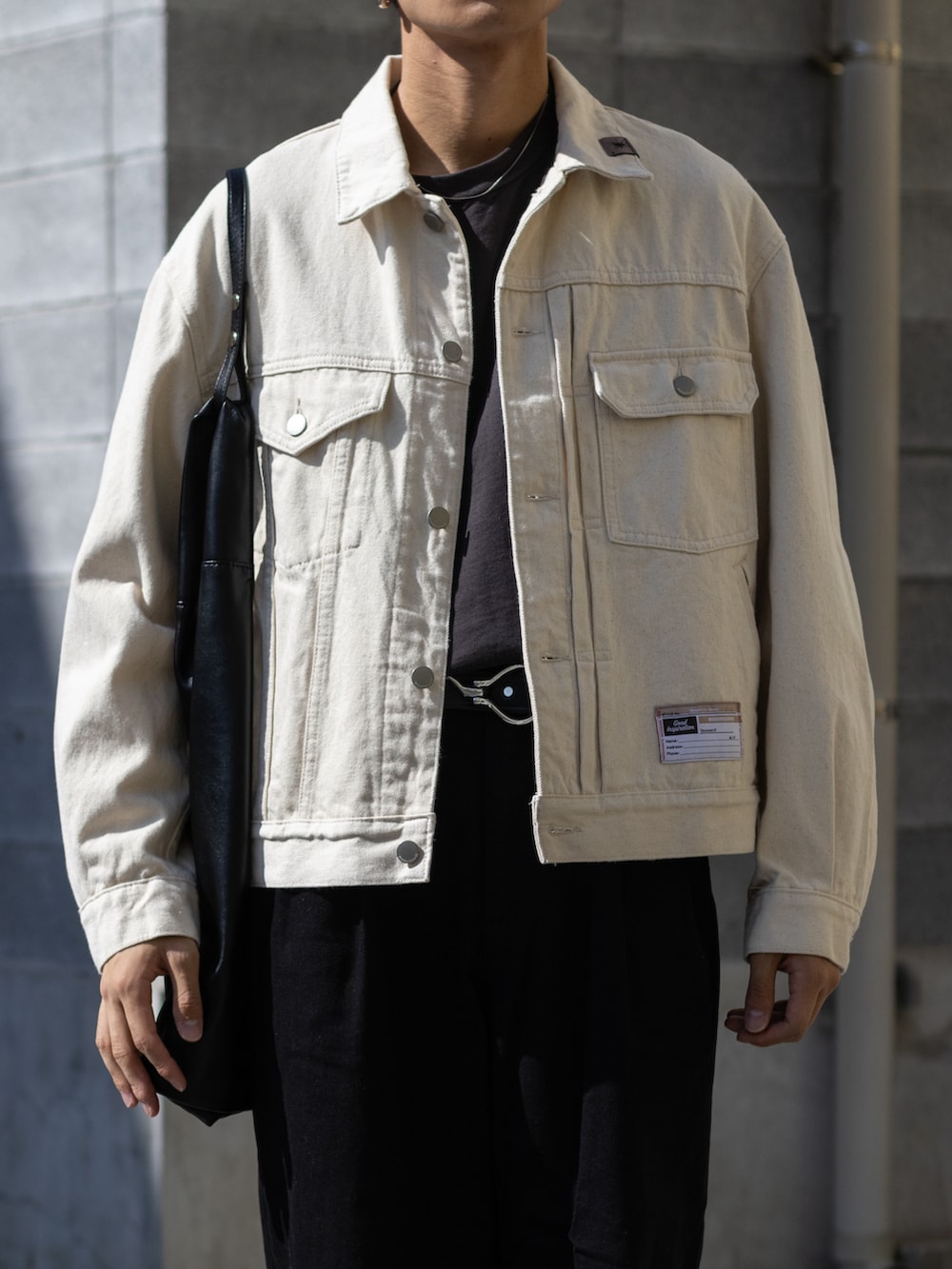 「ファッションを楽しもう、WEARyouthコーデ、今日のコスメと服、デニム、デニムジャケット、ストリート、モノトーン、きれいめカジュアル、トートバッグ、プチプラ、お出かけコーデ、厚底シューズ、スポーツミックス、ディズニーコーデ、秋冬コーデ」|「NIKEのNIKE AIR FORCE 1 '07 / ナイキ エア フォース 1 '07 【SP】(スニーカー、ブラック系)」を使った、ともきさん(メンズ・168cm)の秋コーディネートの5枚目の写真