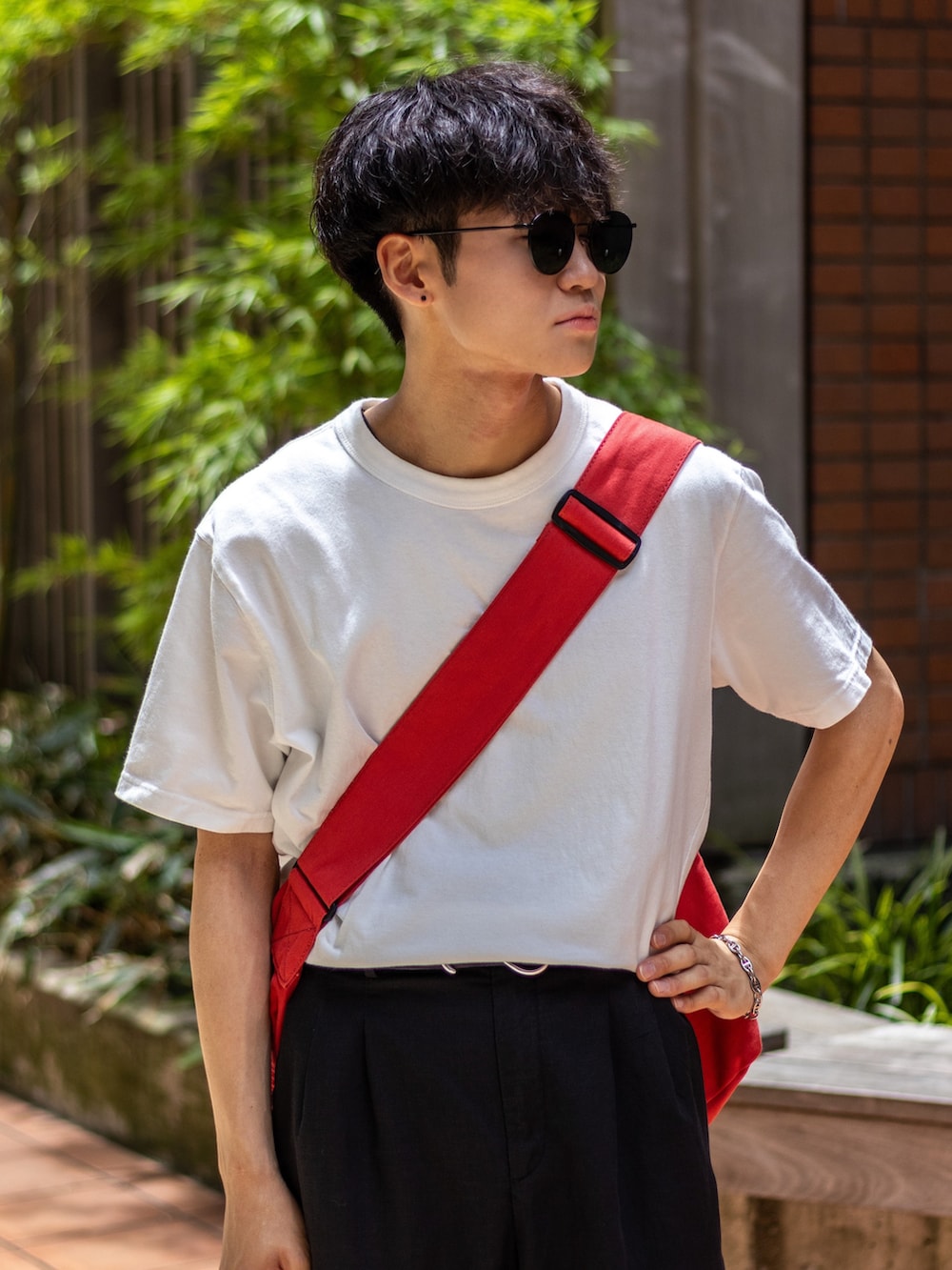 「きれいめカジュアル、ショルダーバッグ、リネン、グルカサンダル、夏コーデ、モノトーン、夏だ!Tシャツ着よう!、サングラス、お出かけコーデ、ラフコーデ、シンプルコーデ、韓国ファッション、休日スタイル、WEARyouthコーデ、みんなの白Tフェス」|「ParabootのParaboot/パラブーツ PACIFIC/パシフィック ウーブンサンダル(サンダル、ブラック系)」を使った、ともきさん(メンズ・168cm)の夏コーディネートの2枚目の写真