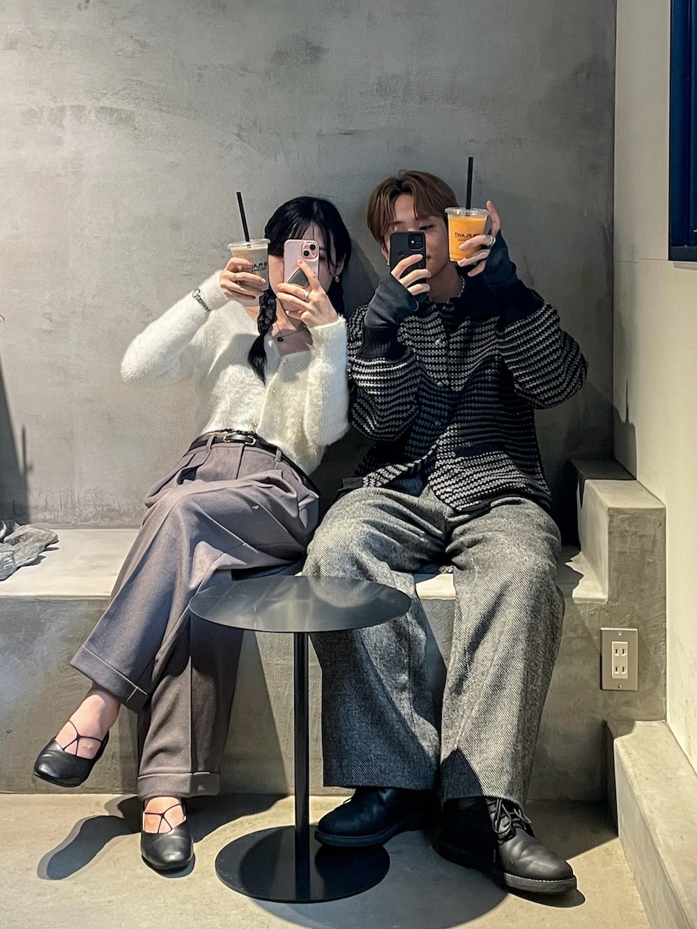 「ツイード、スラックス、カーディガン、最近のいい感じコーデ、ニット、モノトーン、韓国ファッション、ショルダーバッグ、プチプラ、お出かけコーデ、休日スタイル、レザー、きれいめカジュアル、冬コーデ、冬アウター」|「WYM LIDNMのTWEED BAGGY SLACKS(スラックス、グレー系)」を使った、ともきさん(メンズ・168cm)の秋コーディネートの3枚目の写真