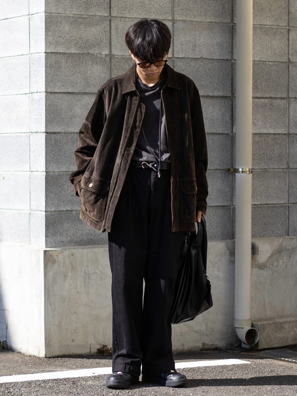 「ファッションを楽しもう、WEARyouthコーデ、スニーカー、古着MIX、レザー、レザージャケット、レイヤードスタイル、お出かけコーデ、プチプラ、厚底シューズ、デニム、秋冬コーデ、ブラウン、きれいめカジュアル、スエード」|「NIKEのNIKE AIR FORCE 1 '07 / ナイキ エア フォース 1 '07 【SP】(スニーカー、ブラック系)」を使った、ともきさん(メンズ・168cm)の秋コーディネートの5枚目の写真