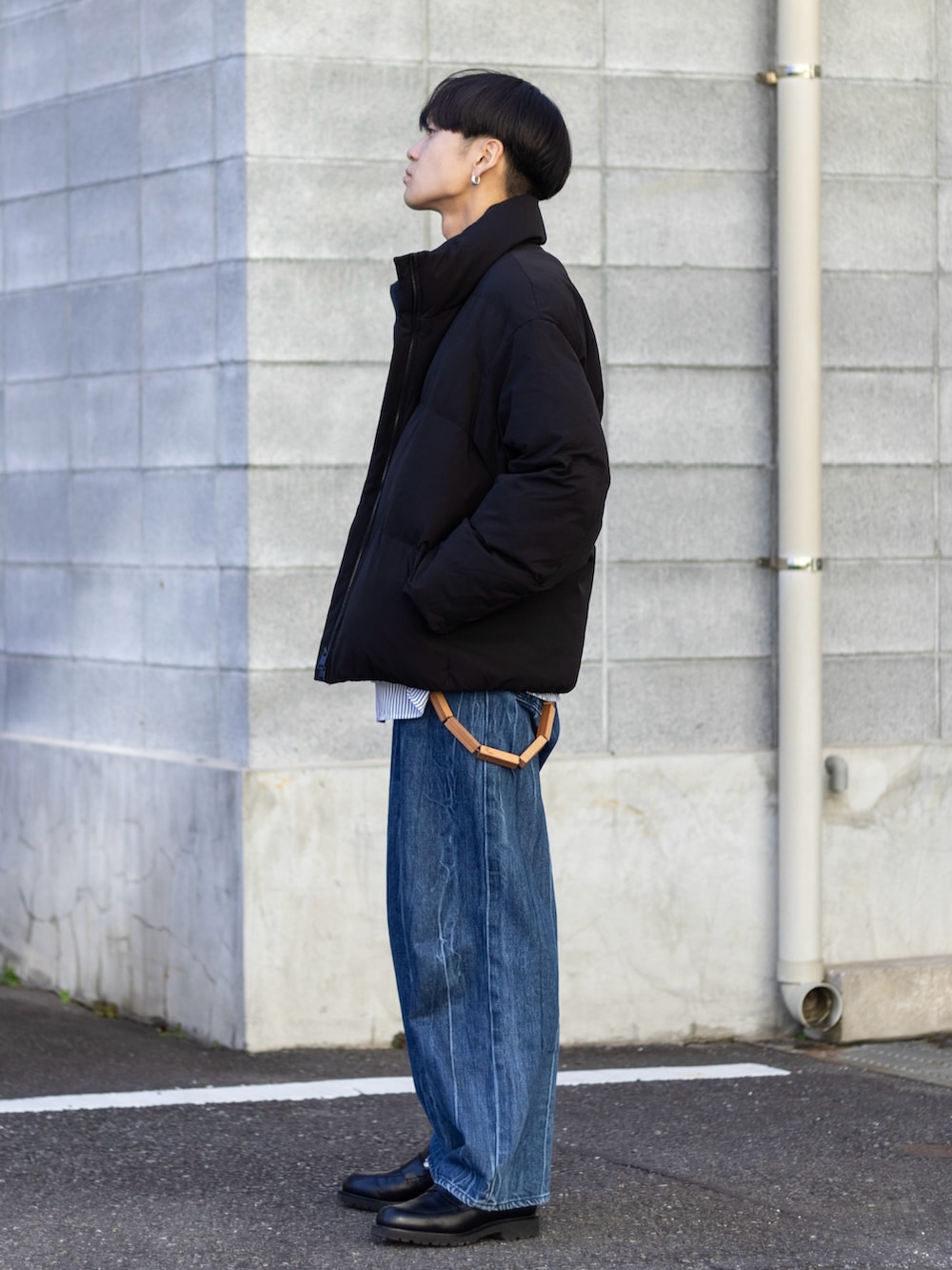 「ファッションを楽しもう、WEARyouthコーデ、ローファー、休日スタイル、冬アウター、スウェット、レイヤードスタイル、ダウンジャケット、デニム、冬コーデ、シンプルコーデ、ワイドパンツ、デートコーデ、プチプラ、きれいめカジュアル」｜「LIDNMのVINTAGE SLUB STRAIGHT DENIM（デニムパンツ、ブルー系）」を使った、ともきさん（メンズ・168cm）の冬コーディネートの4枚目の写真