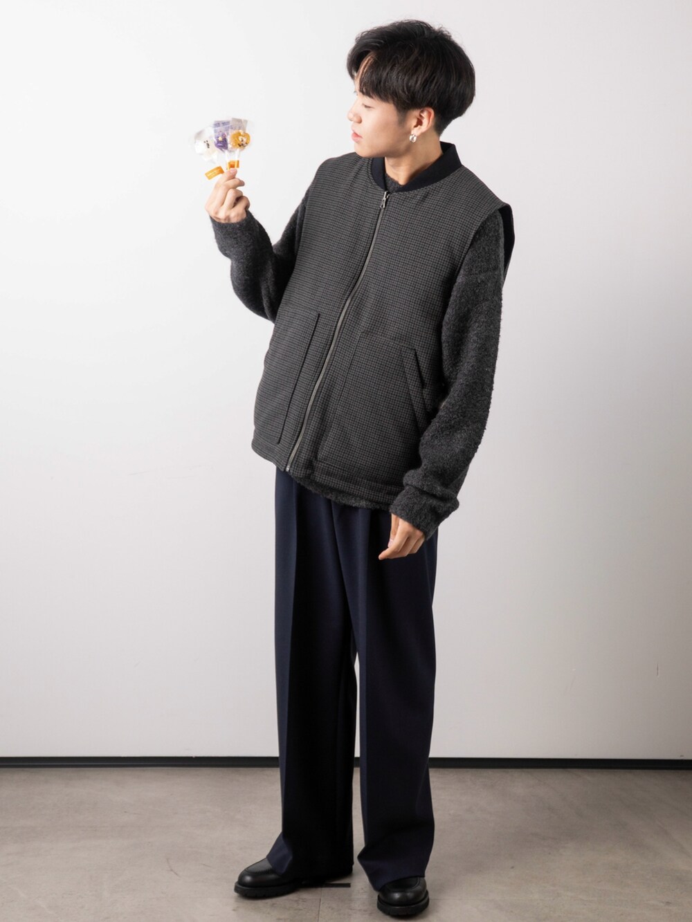 「秋服まるっと大公開、スラックス、お出かけコーデ、シンプルコーデ、ニット、ハロウィン、ローファー、きれいめカジュアル、ワントーンコーデ、レイヤードスタイル、プチプラ、休日スタイル、ワイドパンツ、ベスト、重ね着ベストシーズン」｜「REGALのリーガル 22DL ローファー（ビブラム社ガムライトソール搭載）/ビジネスシューズ（ローファー、ブラック系）」を使った、ともきさん（メンズ・168cm）の秋コーディネートの2枚目の写真
