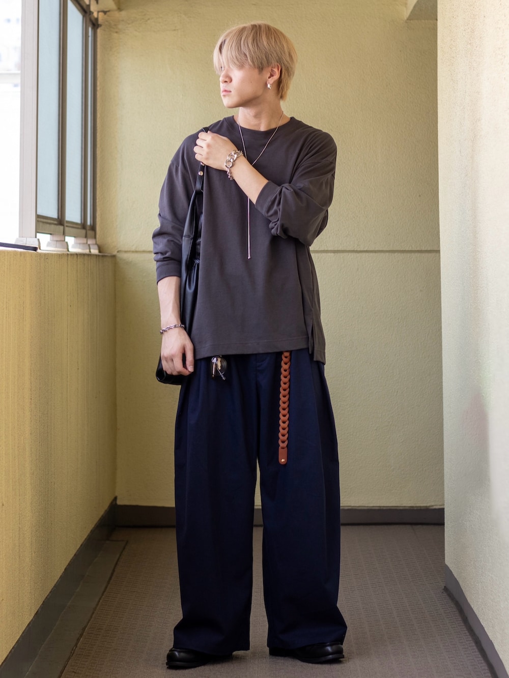 「アツいコーデ全部見せ、お出かけコーデ、シャツスタイル、秋服準備はじめました、ロンT、ローファー、トートバッグ、スラックス、プチプラ、きれいめカジュアル、シンプル、韓国ファッション、休日スタイル、レザー、サングラス」｜「Nanmo.の【ZOZO TOWN限定】THE LINEN STRAIGHT SLACKS / ザ リネンストレートスラックス（スラックス、ブルー系）」を使った、ともきさん（メンズ・168cm）の夏コーディネートの2枚目の写真
