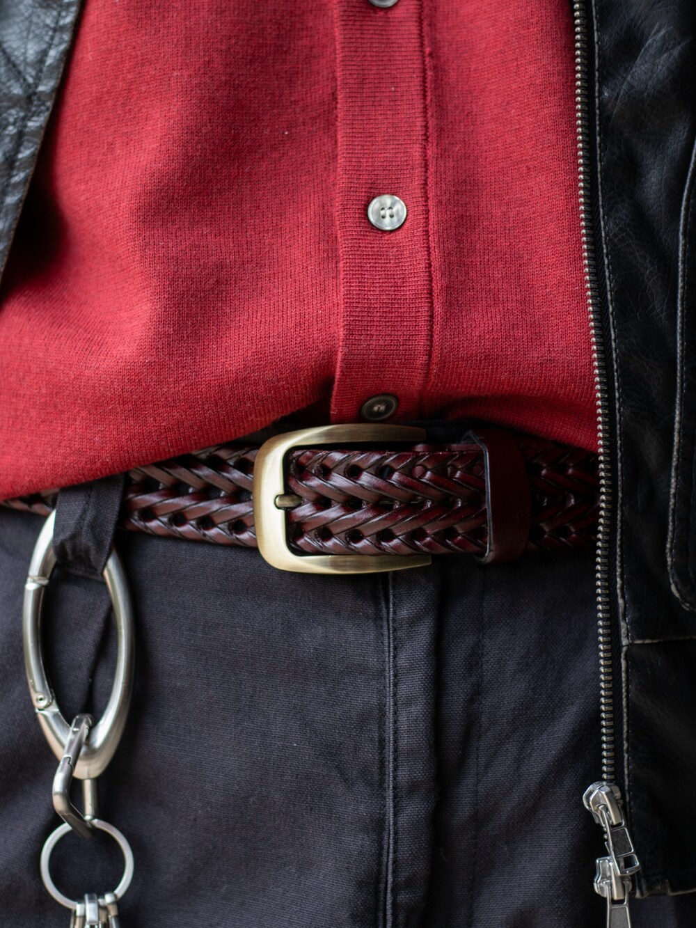 レッド系のシャツ/ブラウス、ブラック系のブルゾン、グレー系のカーゴパンツを着用したメンズの秋コーディネートの2枚目の写真