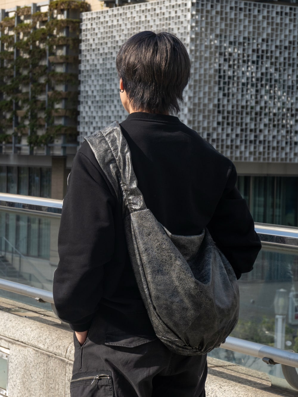 「春めき満開コーデ、最近のいい感じコーデ、ショルダーバッグ、レザー、シンプルコーデ、韓国ファッション、スウェット、スニーカー、デートコーデ、休日スタイル、きれいめカジュアル、お出かけコーデ、春コーデ、大人カジュアル、モノトーン」|「WYM LIDNMのVINTAGE FADED DUCK CURVED CARGO(カーゴパンツ、ブラック系)」を使った、ともきさん(メンズ・168cm)の春コーディネートの4枚目の写真