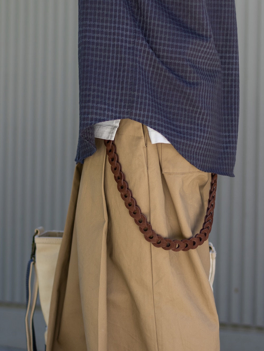 「きれいめカジュアル、お出かけコーデ、WEARyouthコーデ、ストリート、トートバッグ、メガネ男子、柄シャツ、キャップ、アウトドアスタイル、夏セールで買いました、シャツスタイル、厚底シューズ、スニーカー、ビッグシルエット、夏コーデ」｜「L.L.Beanのショルダー・ストラップ・トート、ミディアム（トートバッグ、ブルー系）」を使った、ともきさん（メンズ・168cm）の夏コーディネートの3枚目の写真