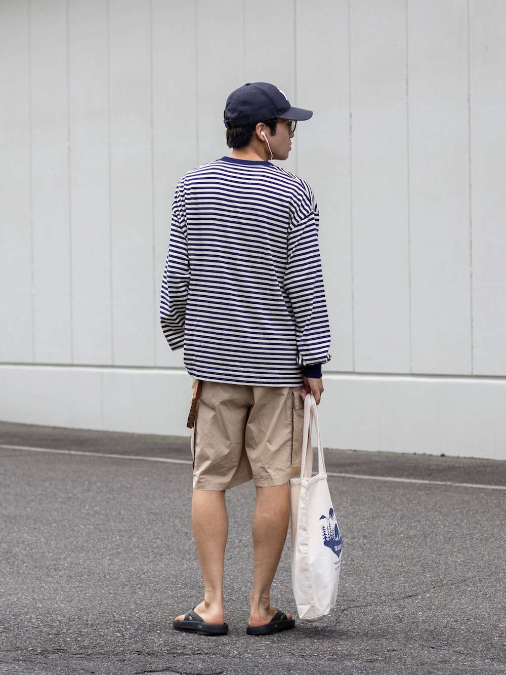 「ハーフパンツ、WEARyouthコーデ、秋服準備はじめました、ロンT、休日スタイル、プチプラ、メガネ男子、トートバッグ、カラー×コーデ、ボーダー、カーゴパンツ、きれいめカジュアル、古着MIX、ストリート、キャップ」｜「GUのアイテム（カーゴパンツ、グリーン系）」を使った、ともきさん（メンズ・168cm）の夏コーディネートの5枚目の写真