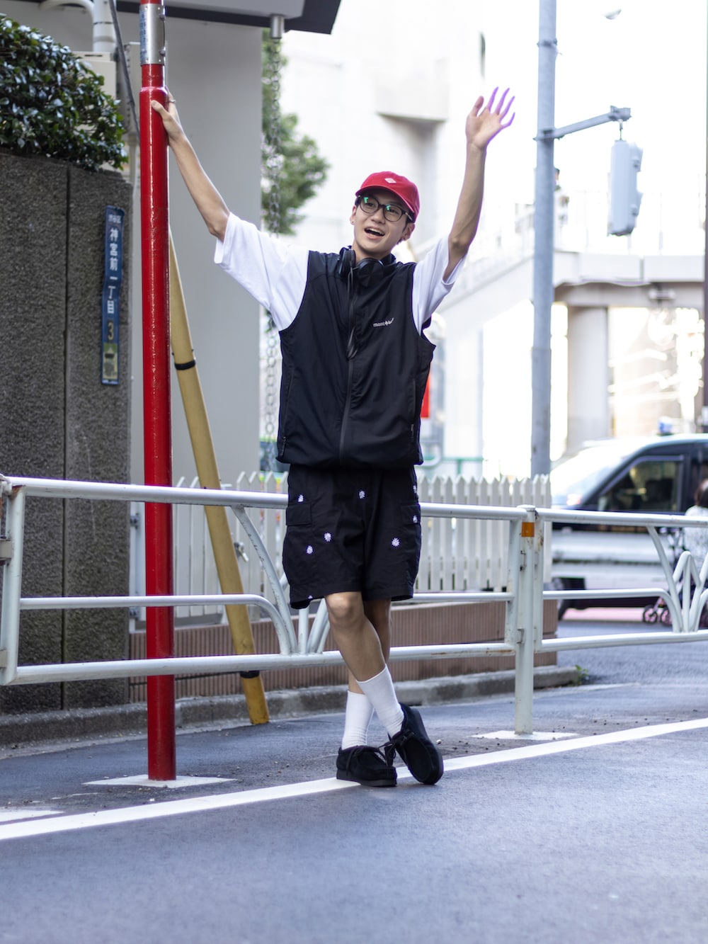 「ストリート、きれいめカジュアル、韓国ファッション、ハーフパンツ、ショートパンツ、ベスト、カーゴパンツ、モノトーン、キャップ、夏コーデ、厚底シューズ、メガネ男子、夏セールで買いました、カラー×コーデ、レイヤードスタイル」｜「mont-bellのアイテム（ベスト、ブラック系）」を使った、ともきさん（メンズ・168cm）の夏コーディネートの5枚目の写真
