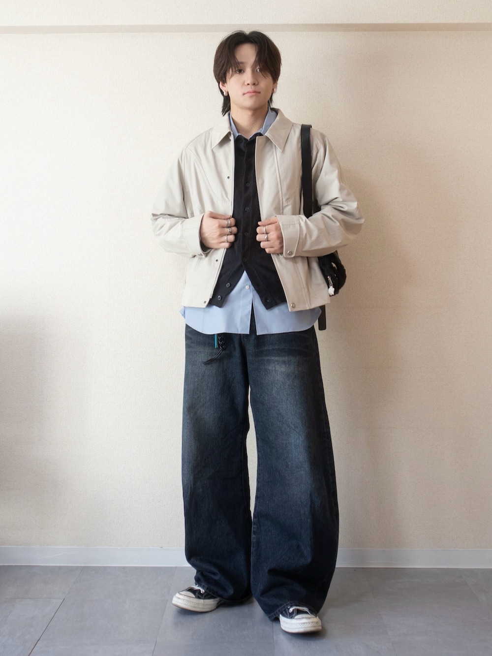 グレー系のブルゾン、ブラック系のスニーカー、ブルー系のシャツ/ブラウスを着用したメンズの冬コーディネートの2枚目の写真