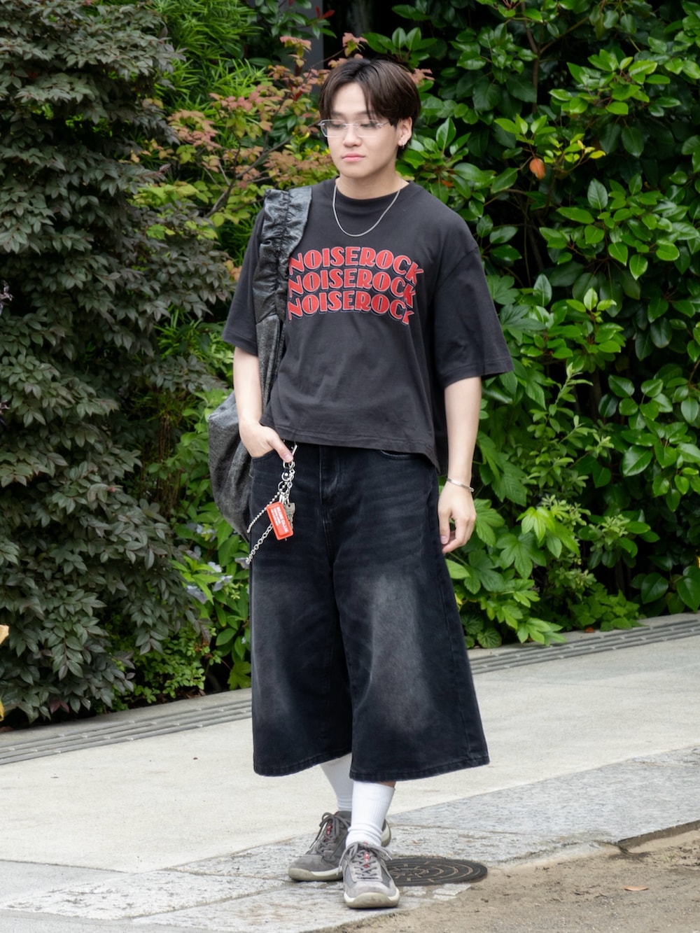 「ハーフパンツ、スニーカー、Tシャツ、メガネ男子、サングラス、夏コーデ、韓国ファッション、ショルダーバッグ、プチプラ、ブラックコーデ、お出かけコーデ、ジョーツ、レザー、モノトーン、ロゴT」|「CORPUS TOKYOの半端丈 ワイド バギー デニム(デニムパンツ、ブラック系)」を使った、ともきさん(メンズ・168cm)の夏コーディネートの2枚目の写真