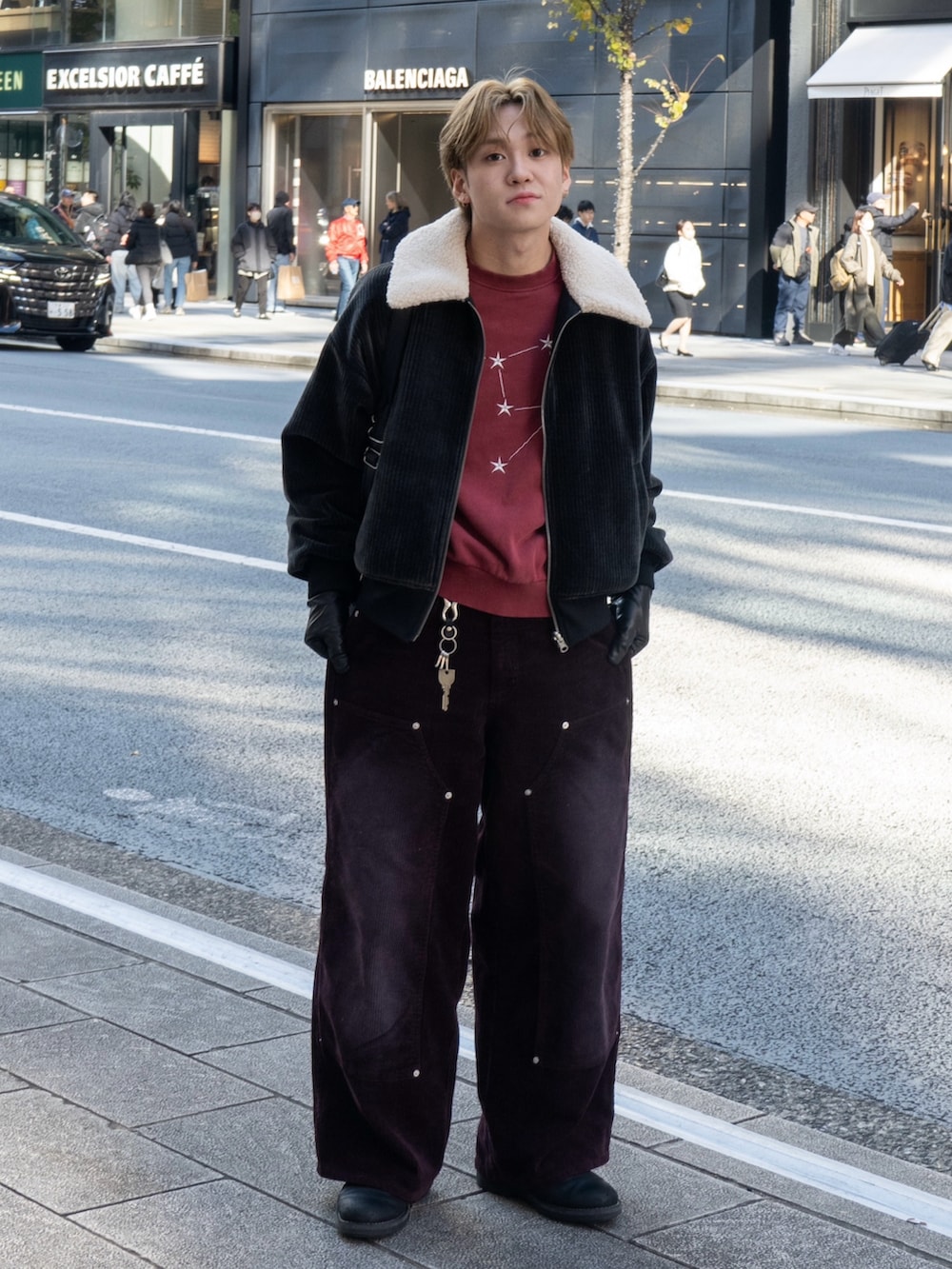 「赤、冬コーデ、マイベストコーデ2024、コーデュロイ、レザー、ショルダーバッグ、ワイドパンツ、韓国ファッション、きれいめカジュアル、ストリート、スウェット、冬アウター、休日スタイル、お出かけコーデ、ボア」|「Perushuのコーデュロイダブルニーフェードパンツ(その他パンツ、レッド系)」を使った、ともきさん(メンズ・168cm)の冬コーディネートの5枚目の写真