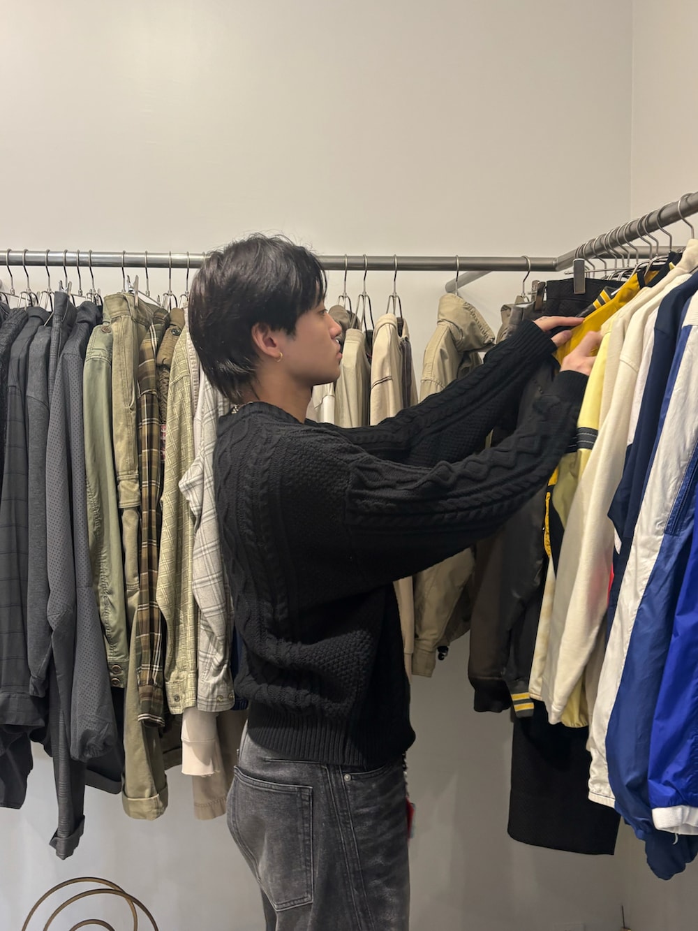 「きれいめカジュアル、デニム、コート、ブーツ、レザー、ショルダーバッグ、休日スタイル、お出かけコーデ、スプリングコート、プチプラ、シンプルコーデ、デートコーデ、春コーデ、春アウター、雨の日コーデ」|「NVRFRGTの【EXCLUSIVE】NVRFRGT 3D TWIST WIDE LEG(デニムパンツ、ブラック系)」を使った、ともきさん(メンズ・168cm)の春コーディネートの2枚目の写真