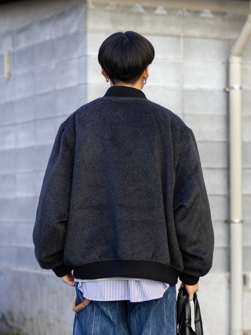 「新星WEARISTAにエントリー、WEARyouthコーデ、きれいめカジュアル、マイベストコーデ2023、クリスマスに着たい服、クリスマスコーデ、休日スタイル、スウェット、デニム、ストリート、レイヤードスタイル、韓国ファッション、冬アウター、お出かけコーデ、プチプラ」|「LIDNMのVINTAGE SLUB STRAIGHT DENIM(デニムパンツ、ブルー系)」を使った、ともきさん(メンズ・168cm)の冬コーディネートの5枚目の写真