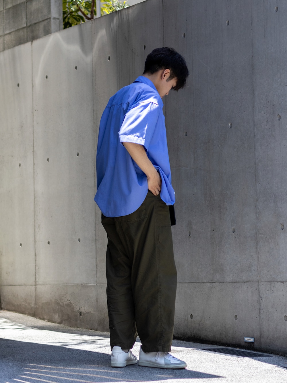 グリーン系のその他パンツ、ブルー系のシャツ/ブラウス、ホワイト系のTシャツ/カットソーを着用したメンズの夏コーディネートの4枚目の写真