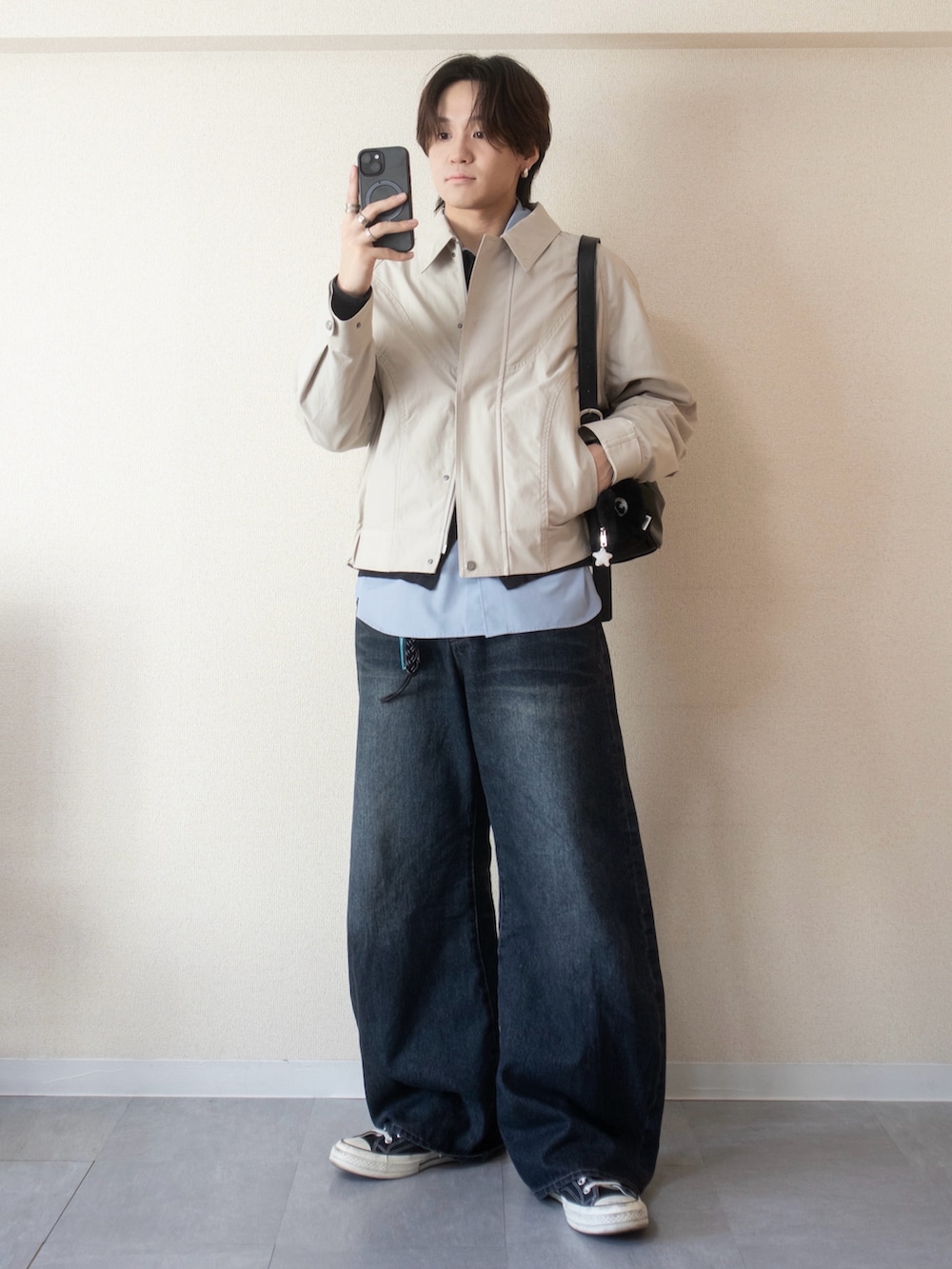 グレー系のブルゾン、ブラック系のスニーカー、ブルー系のシャツ/ブラウスを着用したメンズの冬コーディネートの3枚目の写真