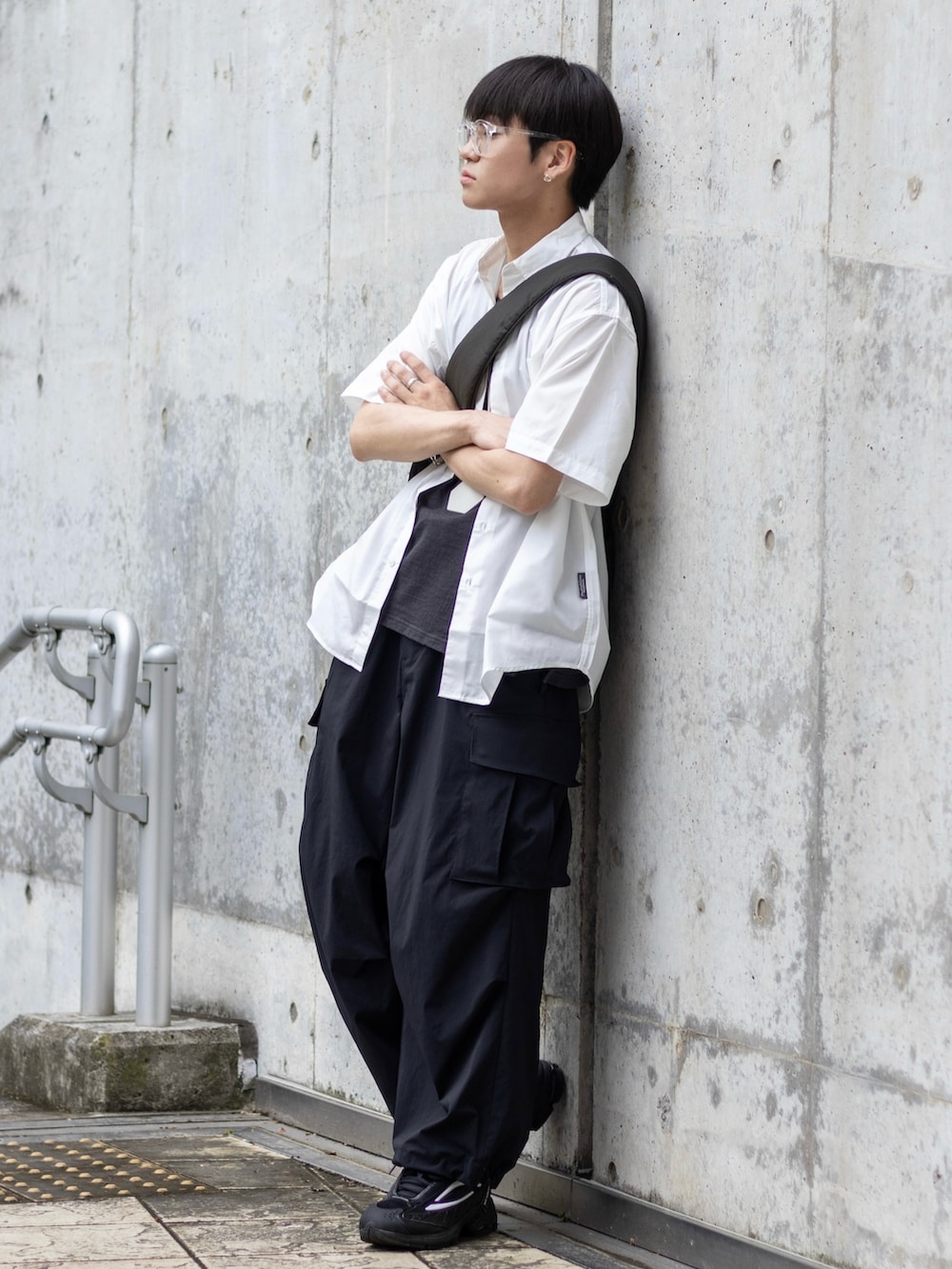 「モノトーン、メガネ男子、ナイロンパンツ、きれいめカジュアル、シャツスタイル、低身長コーデ、サングラス、韓国ファッション、シンプルコーデ、スポーツミックス、休日スタイル、夏コーデ、スニーカー、プチプラ、雨の日コーデ」|「WYM LIDNMのUTILITY TECH CARGO(カーゴパンツ、ブラック系)」を使った、ともきさん(メンズ・168cm)の春コーディネートの4枚目の写真