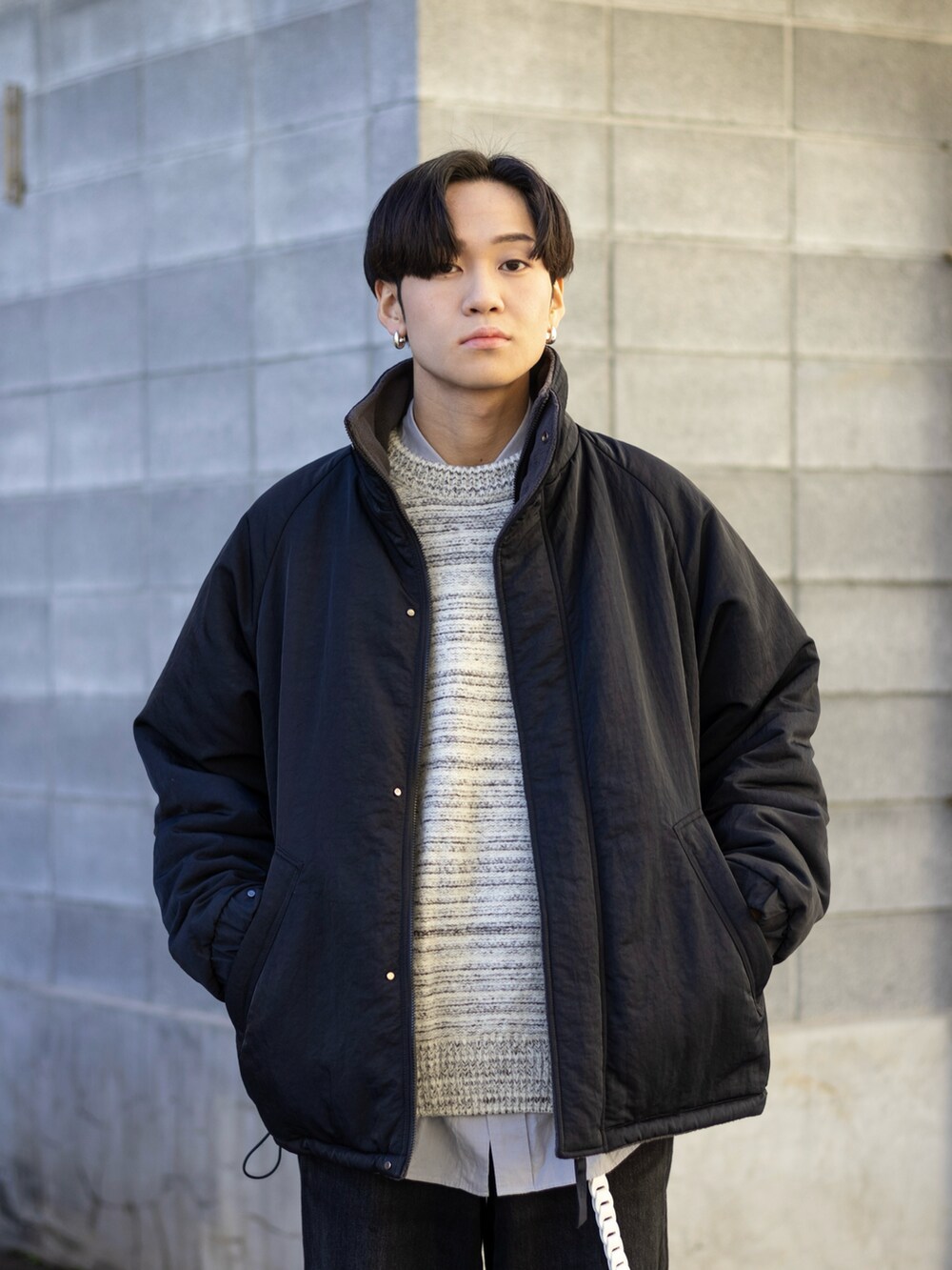 「今日のコスメと服、きれいめカジュアル、お出かけコーデ、デニム、プチプラ、ワイドパンツ、スニーカー、ストリート、レイヤードスタイル、冬コーデ、ニット、休日スタイル、デートコーデ、冬アウター、ZARA」|「NEW BALANCEの998(スニーカー、グレー系)」を使った、ともきさん(メンズ・168cm)の冬コーディネートの2枚目の写真