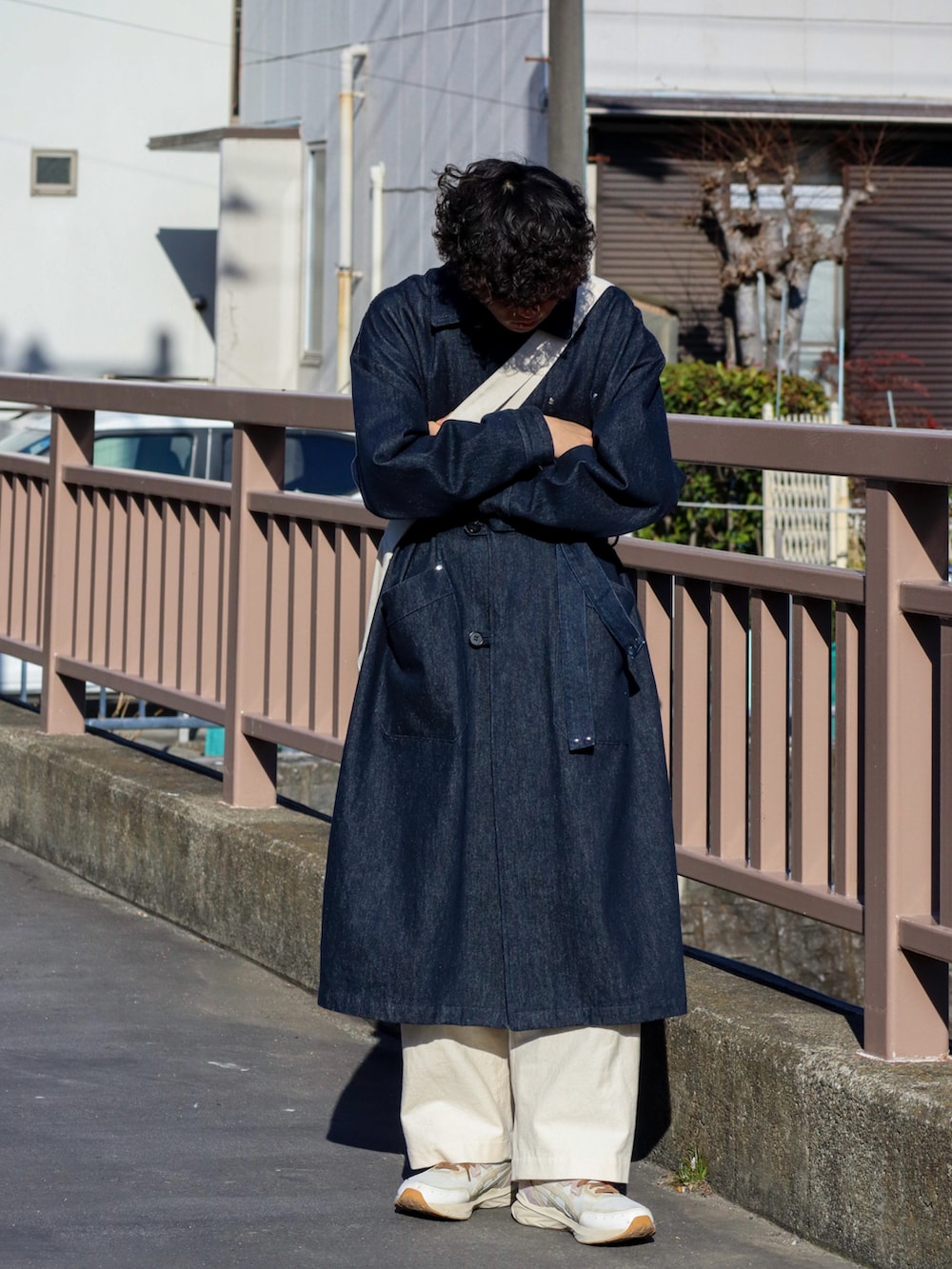 「春服みてみて、春服デビュー宣言、デニム、スニーカー、春アウター、きれいめカジュアル、ビッグシルエット、ショルダーバッグ、シンプルコーデ、ホワイトパンツ、白パンツ、ロングコート、ステンカラーコート、スプリングコート、白スニーカー」｜「Amazonのアイテム（ショルダーバッグ、ホワイト系）」を使った、ともきさん（メンズ・168cm）の春コーディネートの2枚目の写真