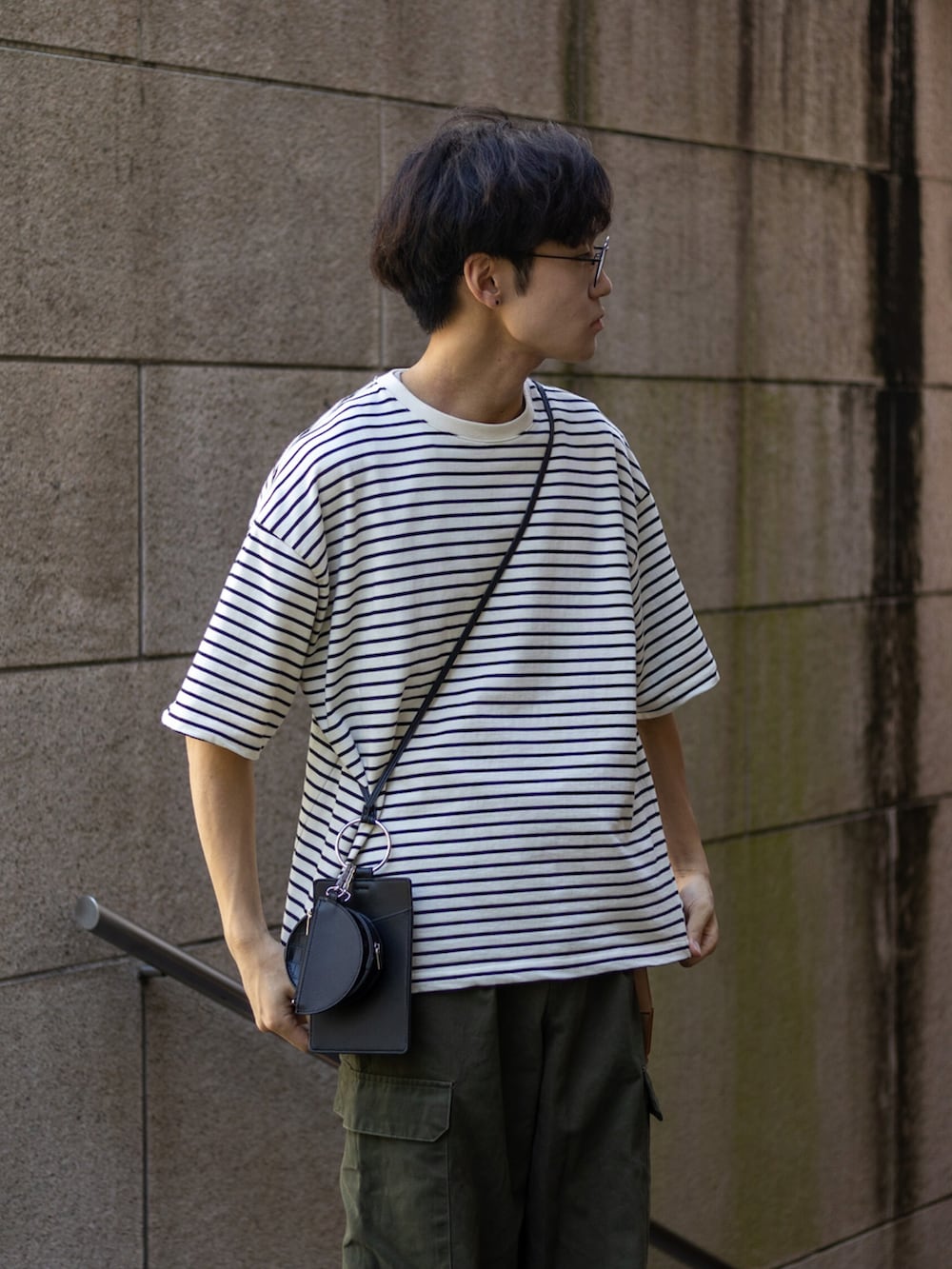 「休日スタイル、韓国ファッション、ミニバッグ、メガネ男子、カラー×コーデ、ボーダー、プチプラ、白スニーカー、ストリート、カーゴパンツ、きれいめカジュアル、スニーカー、ショルダーバッグ、夏コーデ、サングラス」｜「EMMA CLOTHESのワイドストレートM-47ミリタリーカーゴパンツ EMMA CLOTHES（カーゴパンツ、グリーン系）」を使った、ともきさん（メンズ・168cm）の夏コーディネートの2枚目の写真