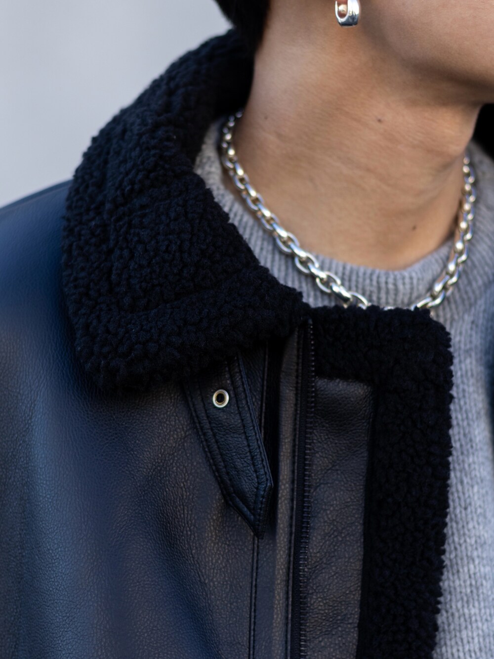 ホワイト系のカーゴパンツ、グレー系のスニーカー、グレー系のニット/セーターを着用したメンズの冬コーディネートの4枚目の写真