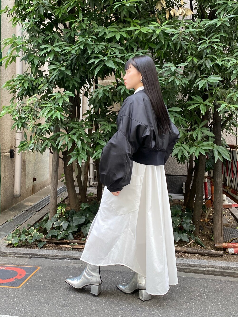 「152cm、152cmコーデ、UN3D.、アンスリード、低身長、低身長コーデ、ブルゾン、MA-1、シャツワンピース、モードカジュアル、モノトーン、白黒」｜「UN3D.のボリュームスリーブショートMA-1（MA-1、ブラック系）」を使った、HINATAさん（レディース・152cm）の秋コーディネートの3枚目の写真