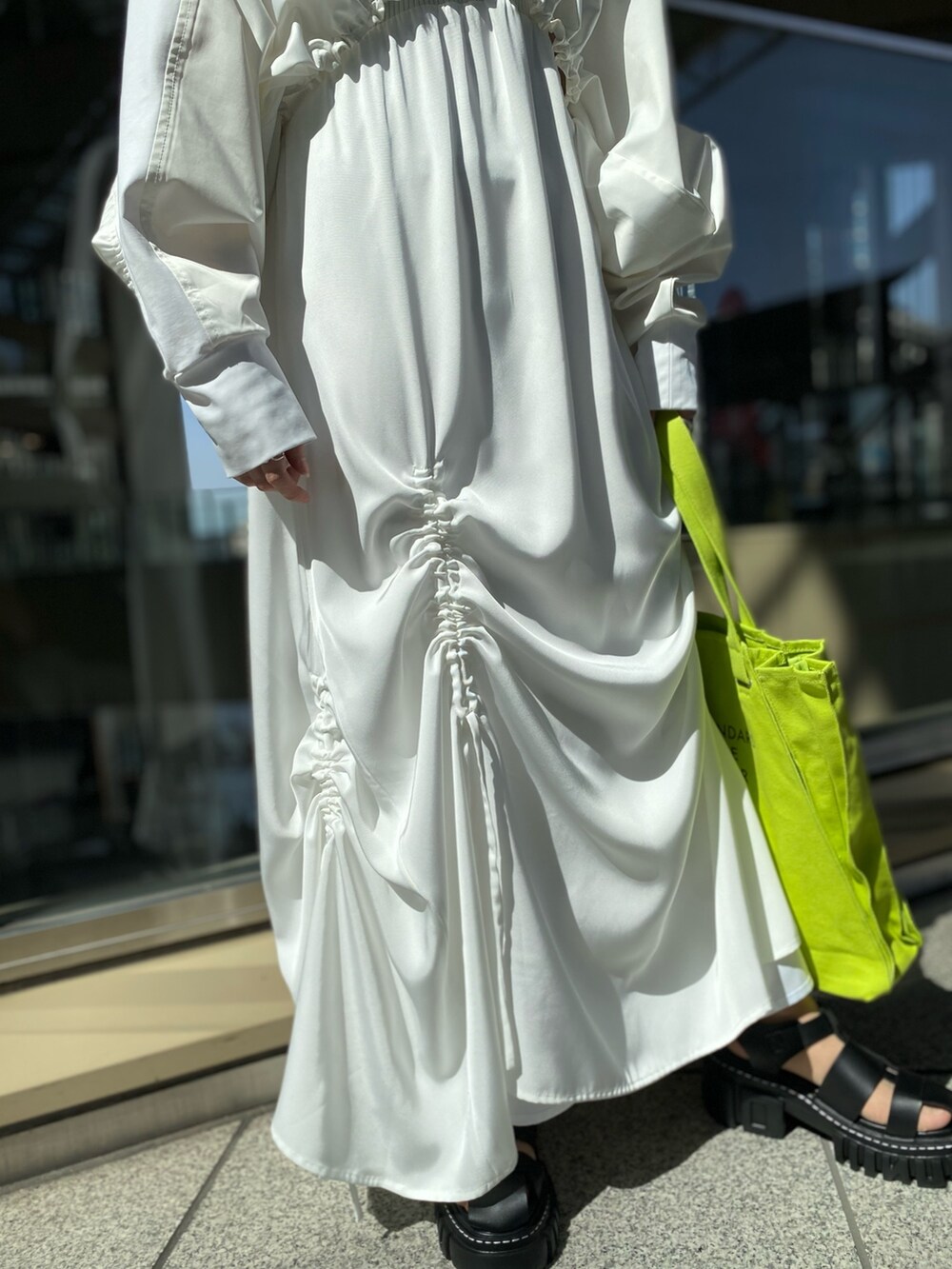 ホワイト系のTシャツ/カットソー、ホワイト系のワンピース、グリーン系のトートバッグを着用したレディースの春コーディネートの7枚目の写真