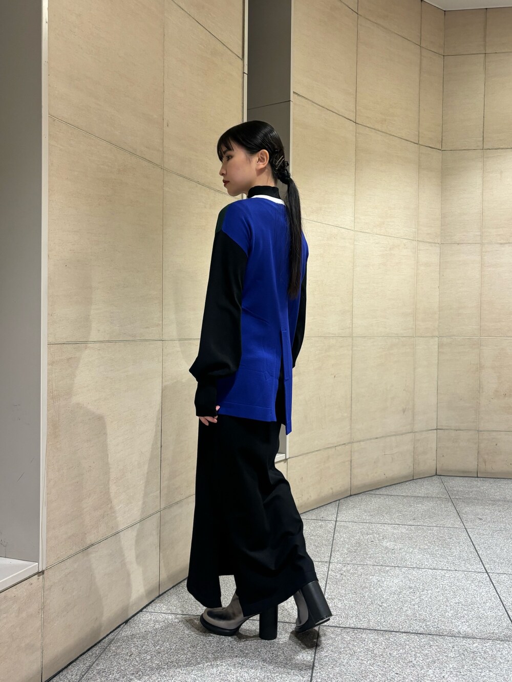 その他のワンピース、シルバー系のブーツを着用したレディースの冬コーディネートの3枚目の写真