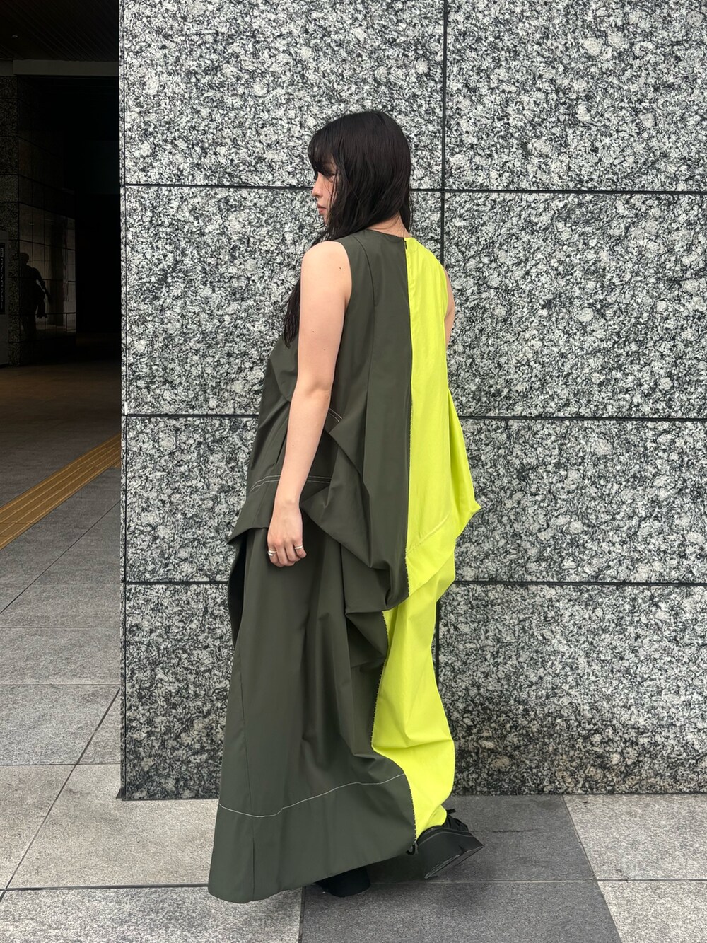 グリーン系のワンピース、ブラック系のサンダルを着用したレディースの春コーディネートの4枚目の写真