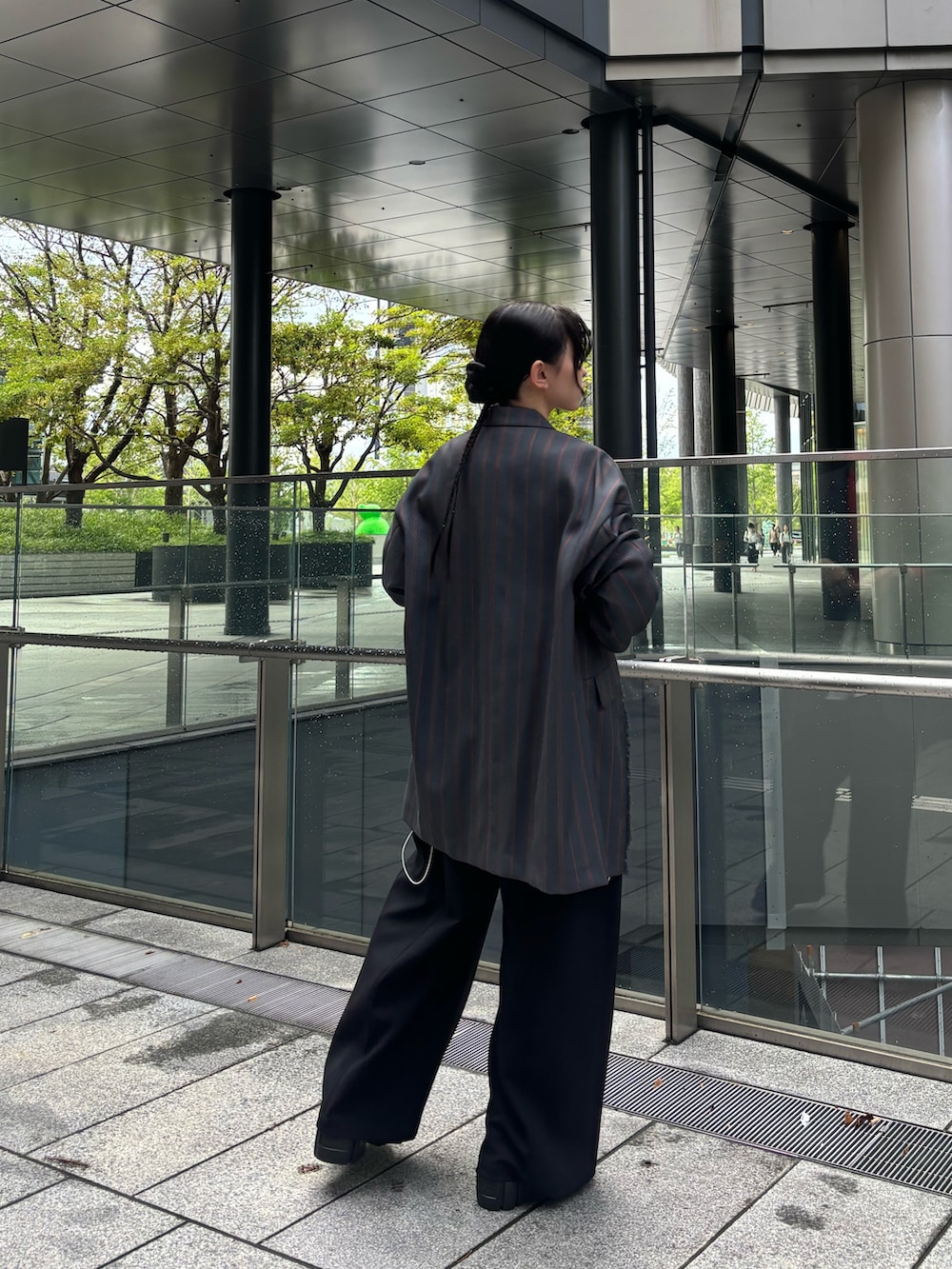 グレー系のテーラードジャケット、オレンジ系のニット/セーター、ホワイト系のシャツ/ブラウスを着用したレディースの夏コーディネートの3枚目の写真