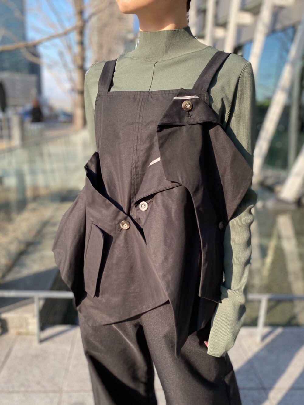 ブラック系のその他パンツ、ブラック系のキャミソール、グリーン系のニット/セーターを着用したレディースの冬コーディネートの8枚目の写真